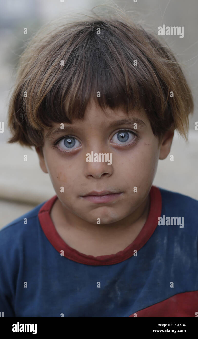 La città di Gaza, la striscia di Gaza, la striscia di Gaza. 25 Ago, 2018. Un profugo palestinese kid visto staring.Gli Stati Uniti hanno cancellato più di duecento milioni di dollari in aiuti per i profughi palestinesi nella striscia di Gaza e la Cisgiordania. Credito: Mahmoud Issa/SOPA Immagini/ZUMA filo/Alamy Live News Foto Stock