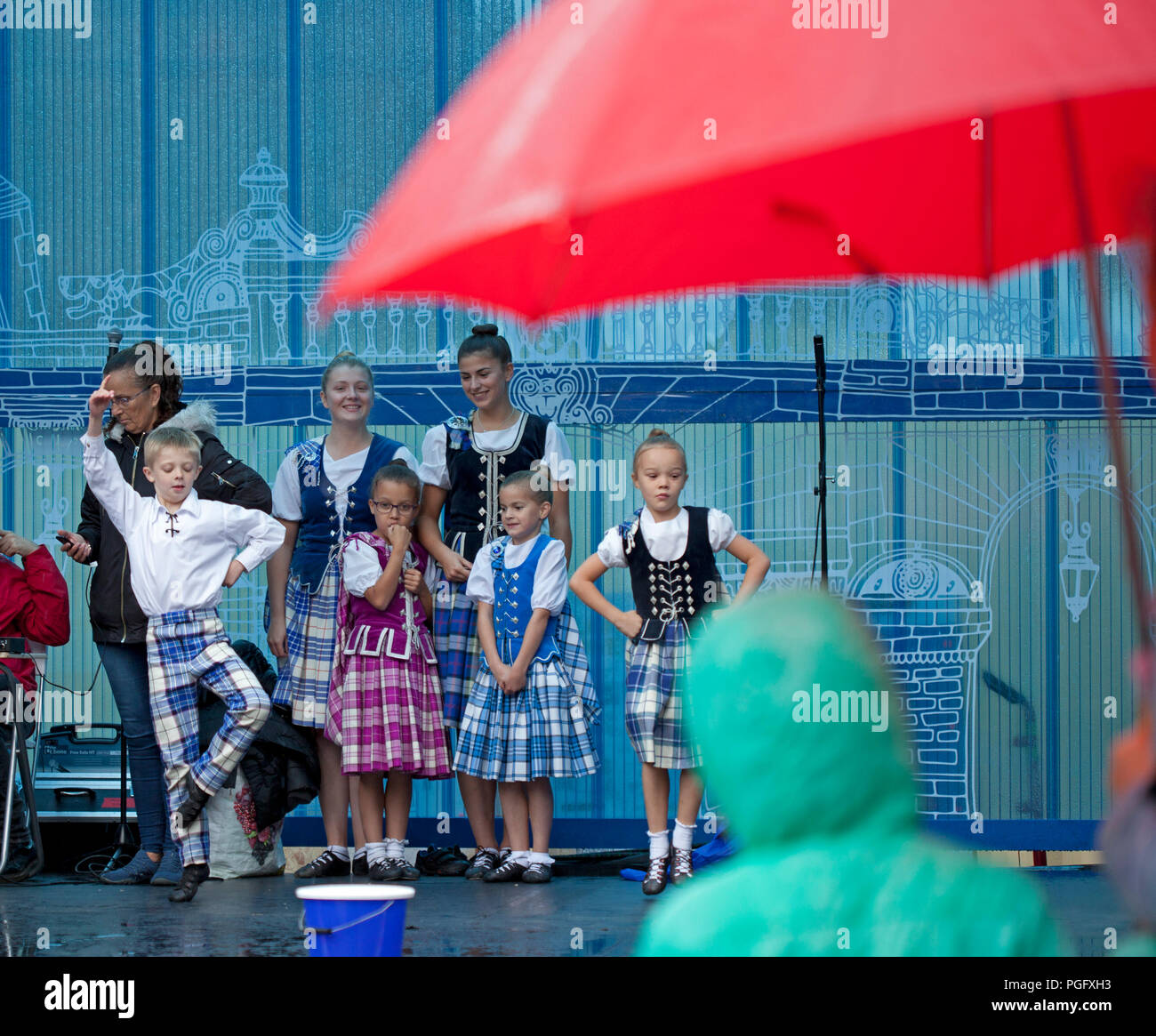 Edimburgo, Scozia, Regno Unito. Il 26 agosto 2018. Meteo Edinburgh Fringe domenica finale heavy rain è caduto ma la mostra prosegue con la Dunedin Dance Academy sul mercat Stage Foto Stock