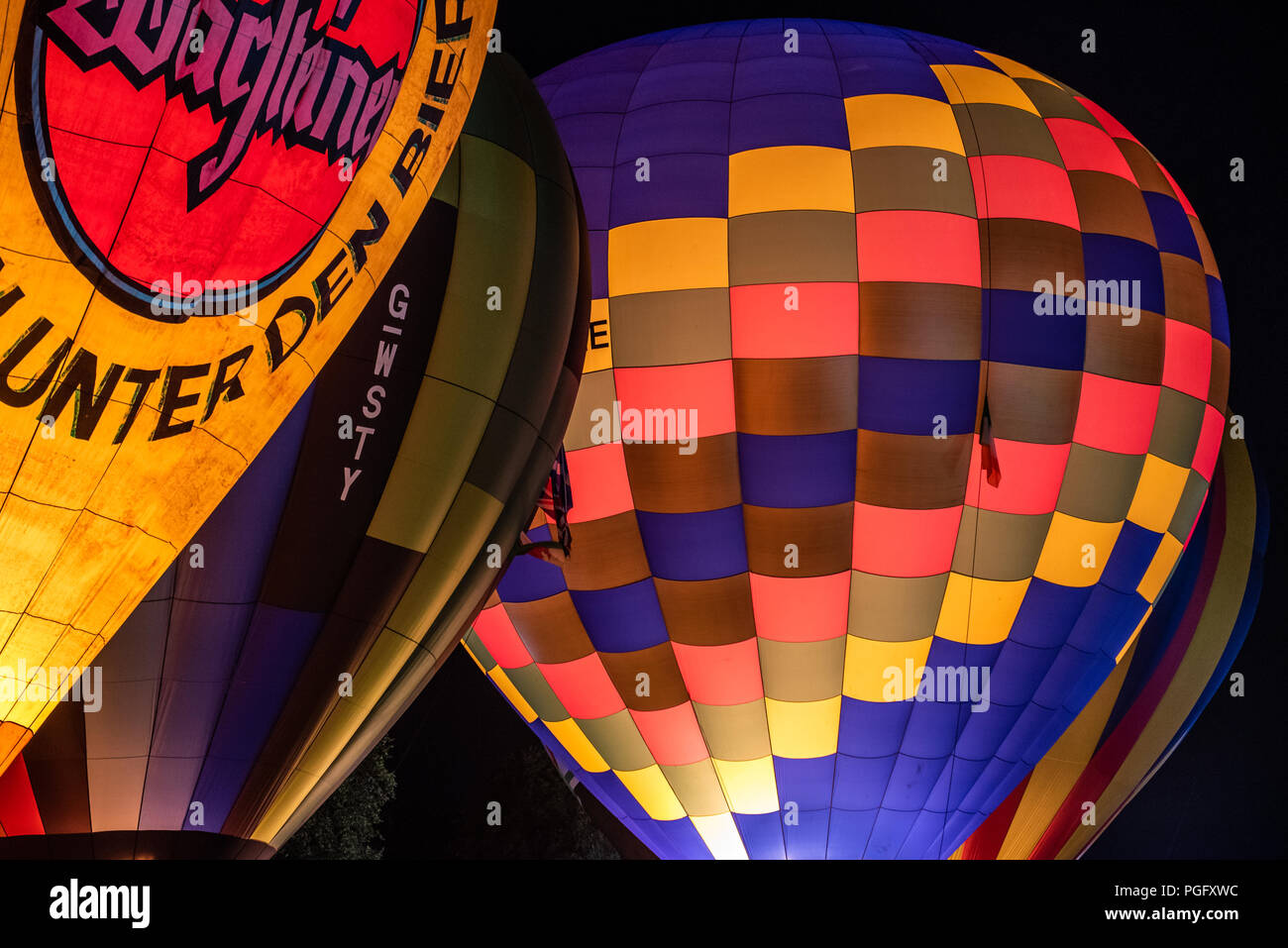 Strathaven, Scozia, 25 Agosto, 2018. "La candela" all'International Balloon Festival è una magica scena di luce e di colore illuminano il cielo notturno con flash dai bruciatori del tethered palloncini in John Hastie Park a Strathaven, Scozia. Credit George Robertson/Alamy Live News Foto Stock