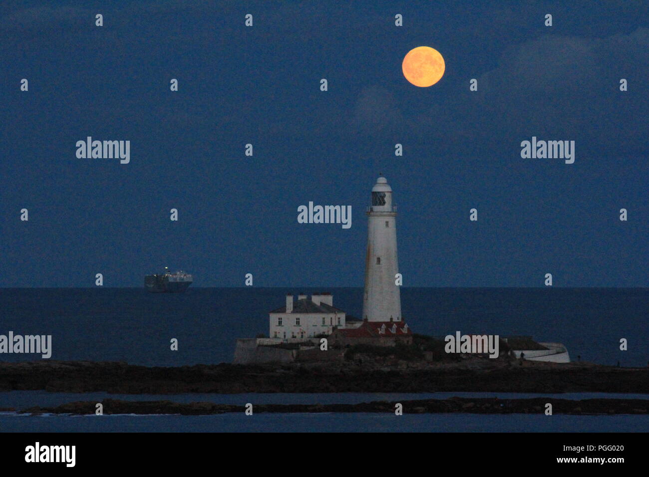 Lo Storione luna. Luna piena di agosto da St Mary's Faro, Whitley Bay, Regno Unito. Il 25 agosto 2018. David Whinham/Alamy Live News Foto Stock