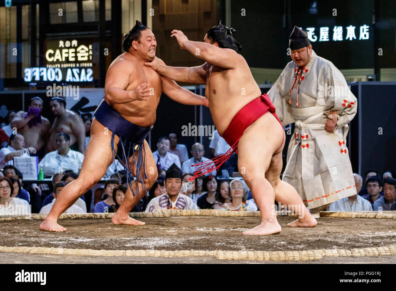 Tokyo, Giappone. 26 Ago, 2018. Lottatori di Sumo partecipare ad una speciale Grandi Campionati di Sumo ''Hakkiyoi KITTE'' tenuto presso il Tokyo KITTE complesso commerciale situato di fronte alla stazione di Tokyo il 26 agosto 2018, Tokyo, Giappone. Ogni anno lottatori di sumo prendere parte a un torneo speciale di fronte alla stazione di Tokyo per promuovere la cultura del sumo wrestling. (Foto di Rodrigo Reyes Marin/AFLO) Credito: Aflo Co. Ltd./Alamy Live News Foto Stock