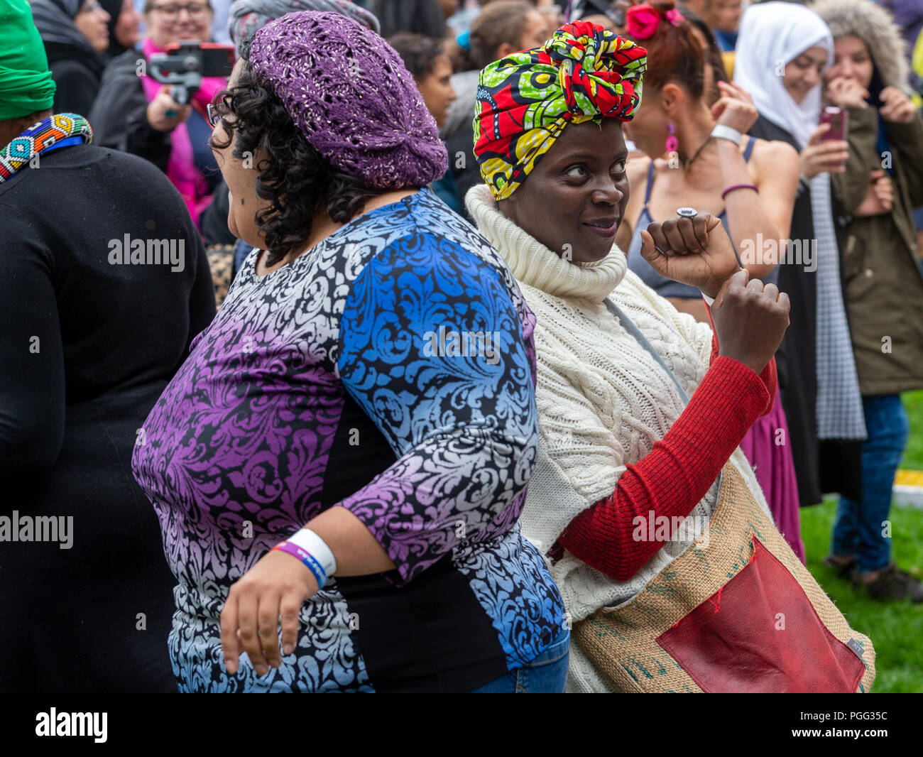 Belfast, Irlanda del Nord, Regno Unito Il 26 agosto 2018. Belfast Mela è la città della celebrazione annuale globale di culture in cui migliaia di persone si sono riunite per celebrare le persone e la diversità. La Mela trasformato Belfast del bellissimo giardino botanico in un magico giardino globale riempito con l'ambiente, i suoni e i profumi delle nazioni in tutto il mondo. Musica, danza, arti e cultura sono venuti insieme per creare un'esaltante, buon umore atmosfera che invita il mondo nel cuore di Belfast. Credito: John Rymer/Alamy Live News Foto Stock