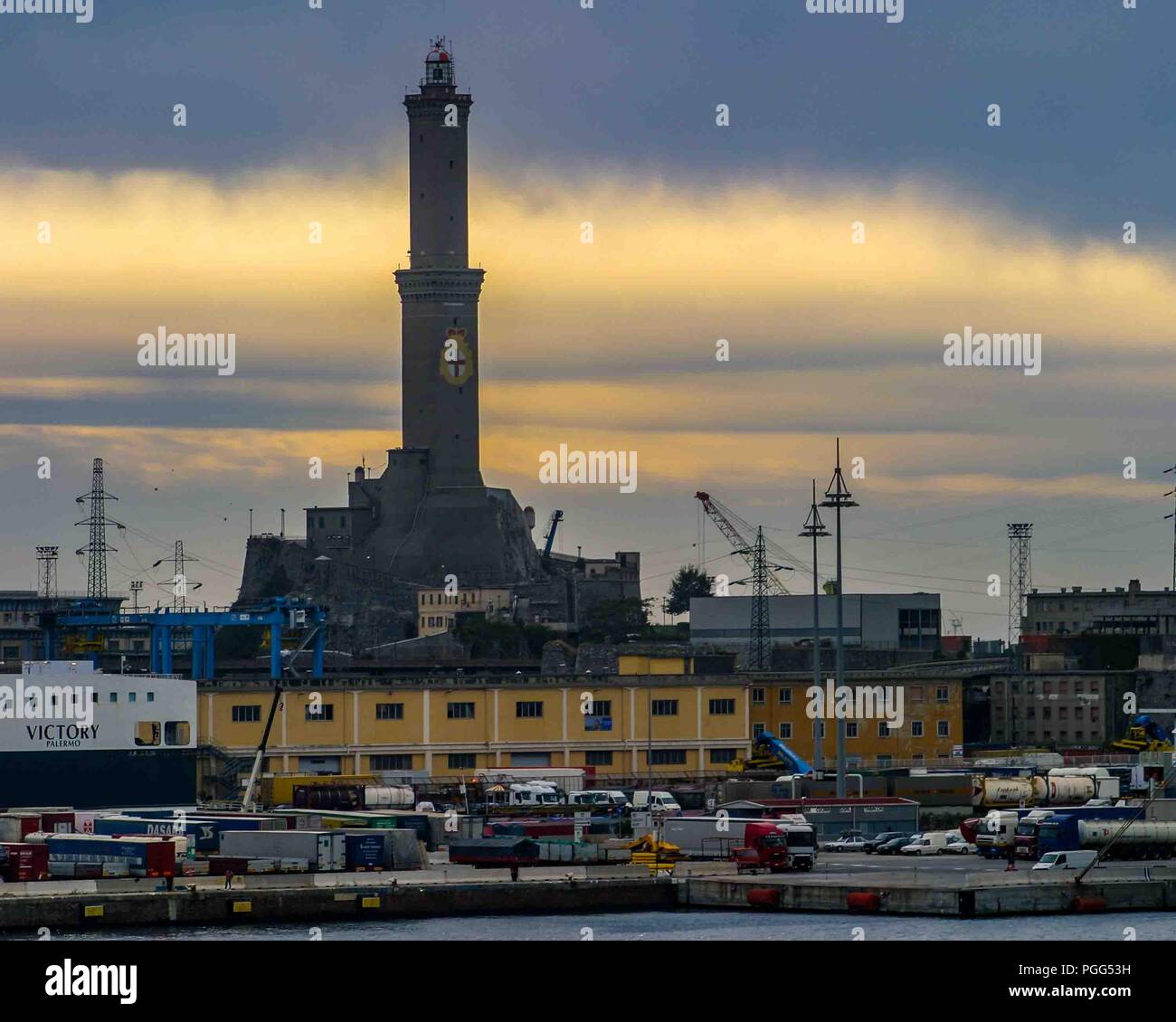 Genova, liguria, Italy. Xvi oct, 2004. La storica Lanterna, 249 ft (76 m.) di altezza, è un simbolo e un punto di riferimento del porto storico di Genova, il principale porto italiano e uno dei più grandi del Mar Mediterraneo. Genova è una destinazione preferita per i turisti e per i viaggiatori. Credito: Arnold Drapkin/ZUMA filo/Alamy Live News Foto Stock