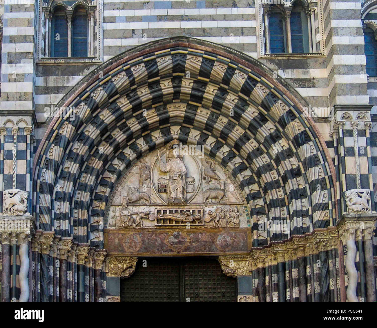 Genova, liguria, Italy. Xvi oct, 2004. Dettaglio dell'entrata archway medievale di Cattolica Romana Genova Cattedrale di St Lawrence (Duomo di Genova e Cattedrale di San Lorenzo). Risalente al XII secolo è una delle destinazioni preferite per i turisti e per i viaggiatori. Credito: Arnold Drapkin/ZUMA filo/Alamy Live News Foto Stock