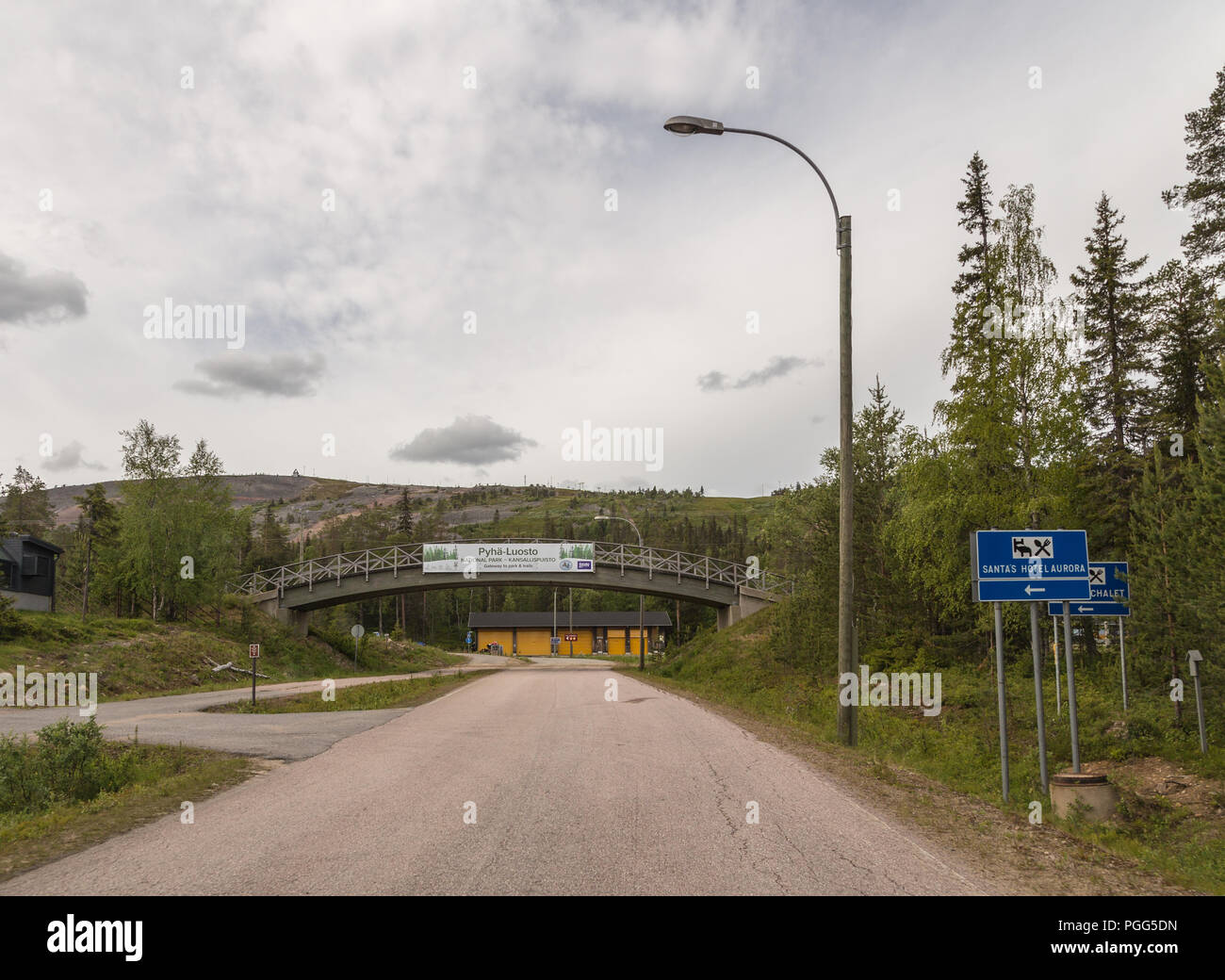 Finlandia Luosto, guida sotto un ponte con la pista di sci in un giorno di estate Foto Stock