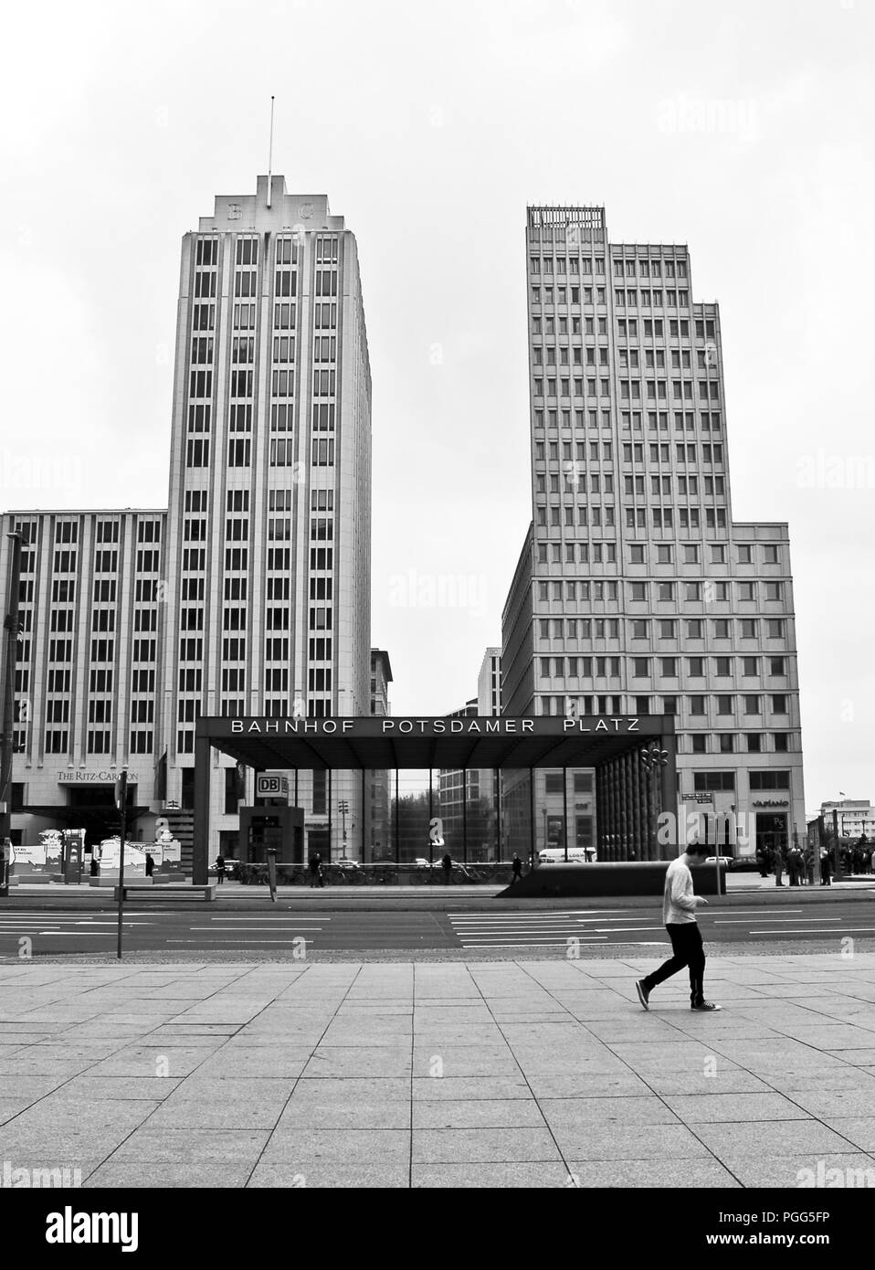 Berlino-4 aprile: Unidentified uomo cammina davanti all'entrata della Potsdamer Platz stazione ferroviaria di Berlino,germania,su Aprile,4,2011. Foto Stock