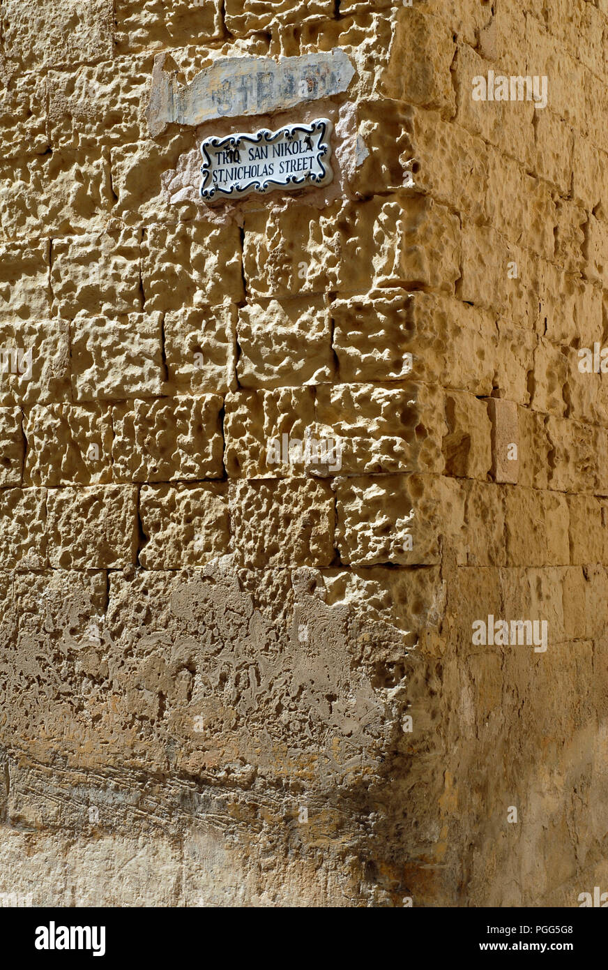 Tipica pietra calcarea maltese parete. Mdina, Malta Foto Stock