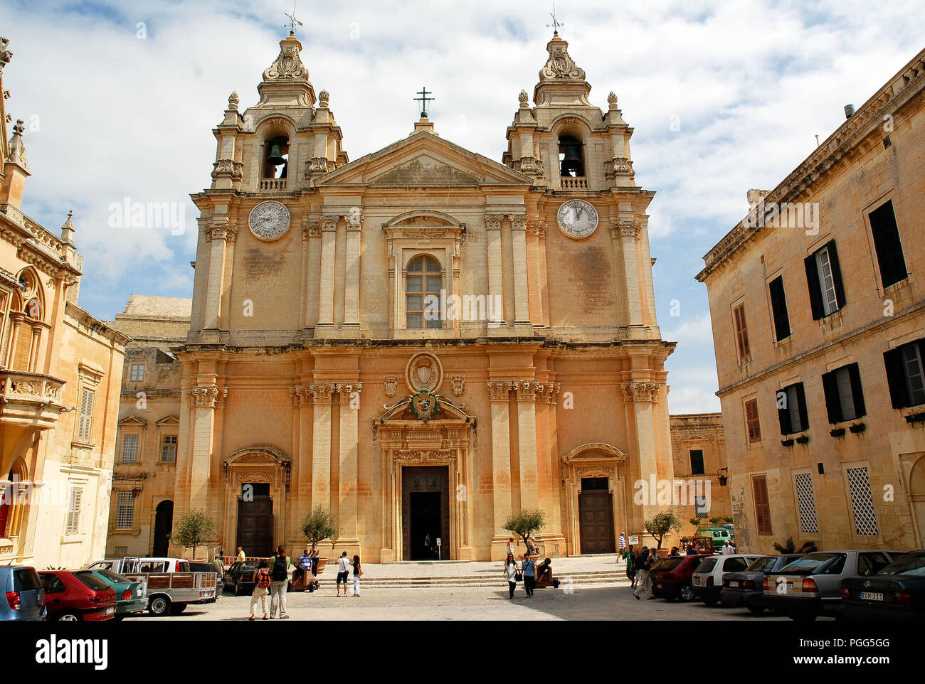 MALTA-settembre 22:persone non identificate hanno di fronte all'ingresso principale della Basilica di San Paolo nella Cattedrale di Mdina, Malta,su settembre,22,2010. Foto Stock