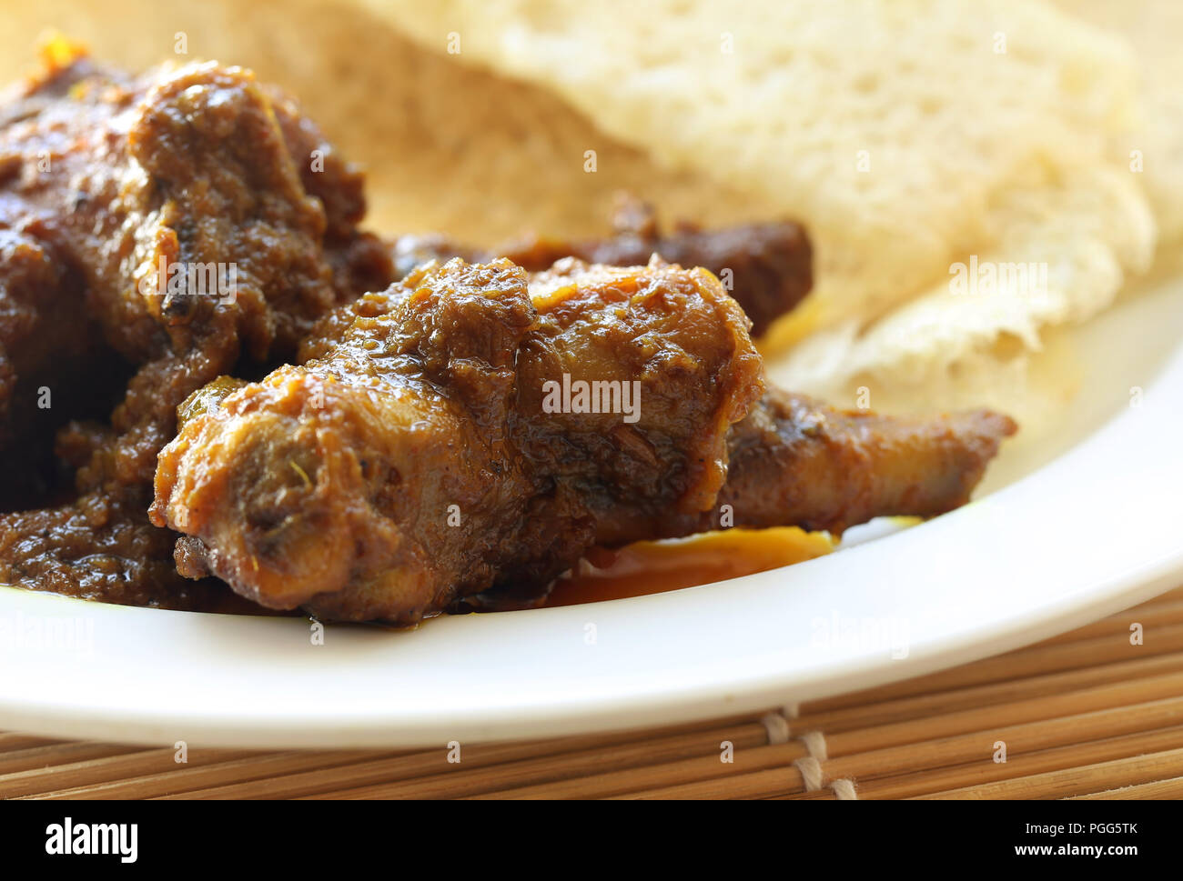 Chita ruti una cucina bengalese a caldo con pollo al curry in una piastra bianca Foto Stock