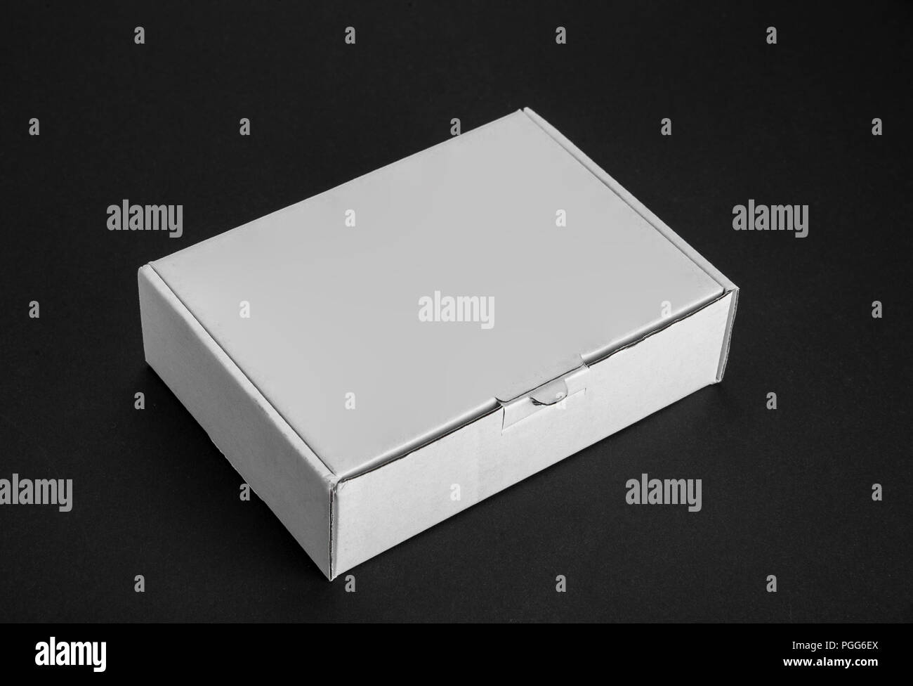 Carta cartone scatola su uno sfondo nero Foto Stock