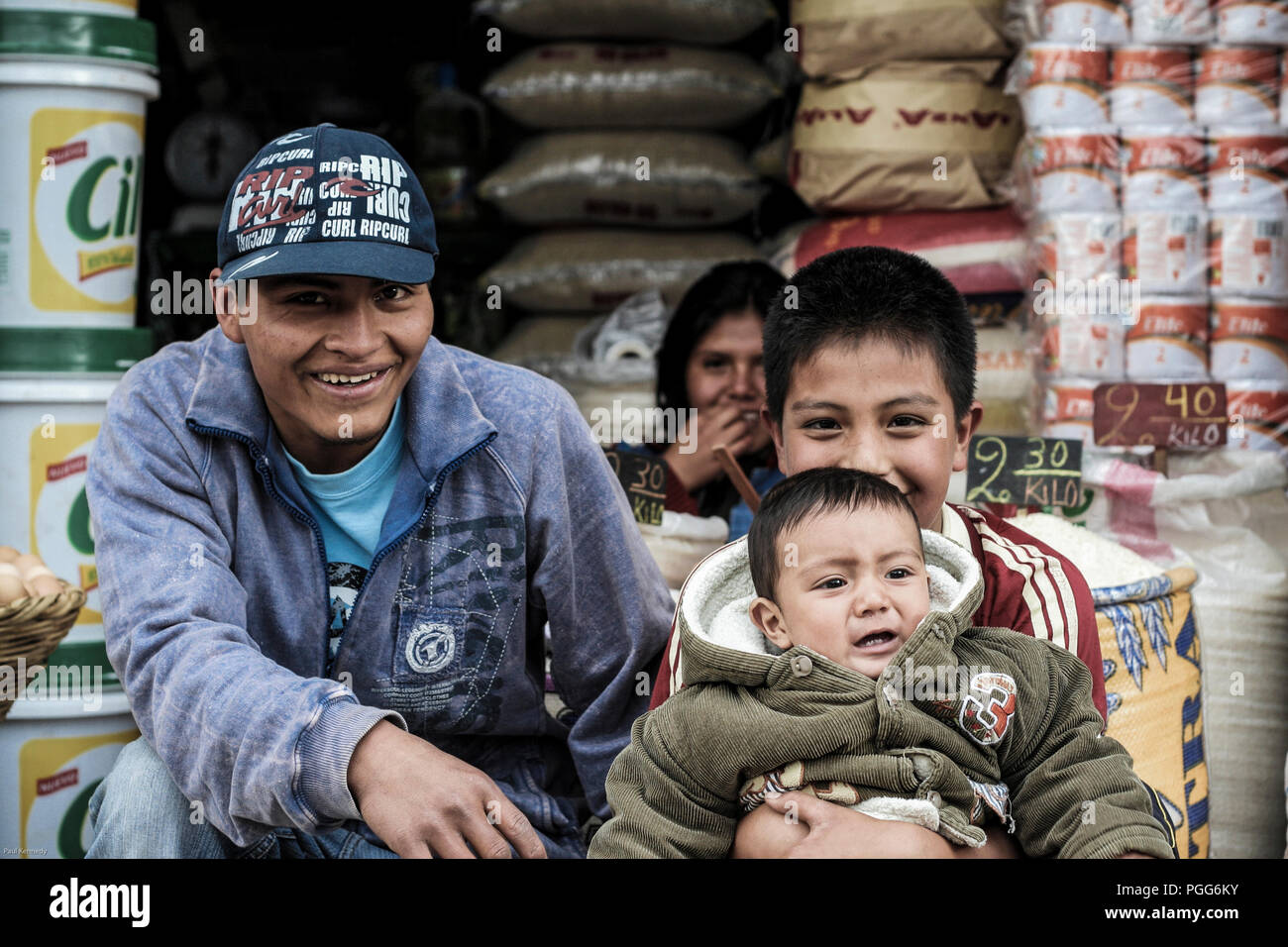 Ritratto di padre e figli a Iquitos, Perù Foto Stock