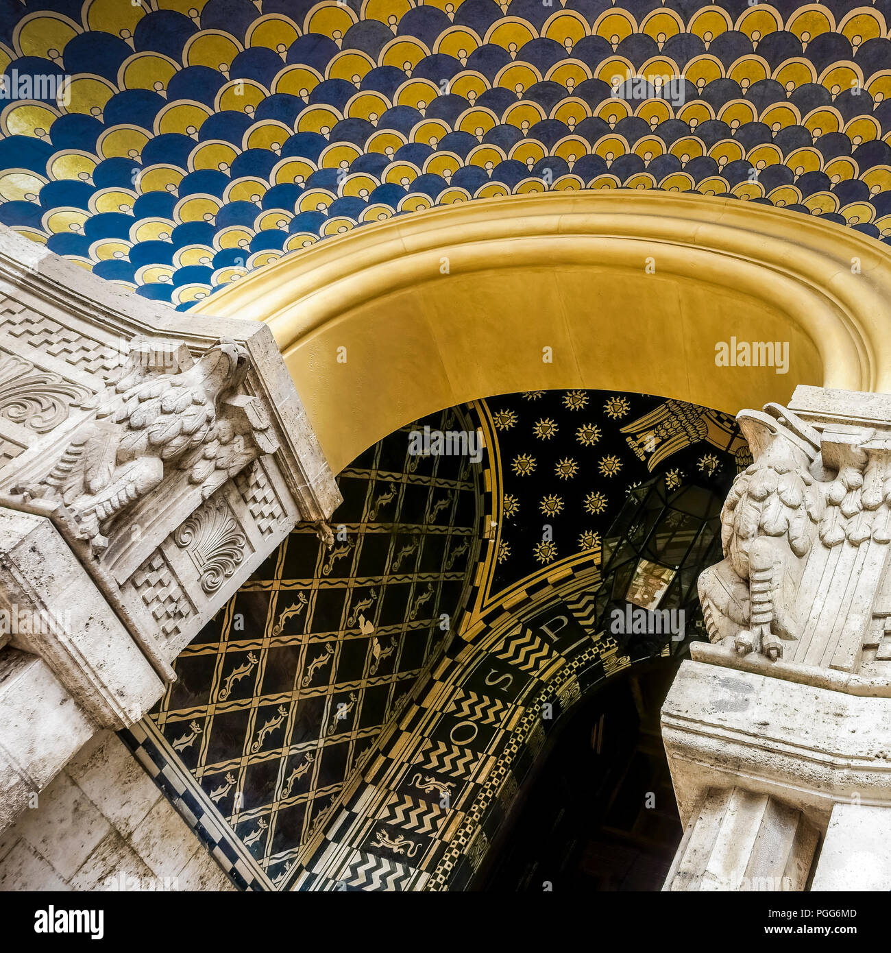 Casa facciata di edificio. Particolare di una decorazione sul soffitto a volta. Architetto Gino Coppedè. In stile Art Deco. Roma, Italia. Chiudere fino a basso angolo di visione. Foto Stock