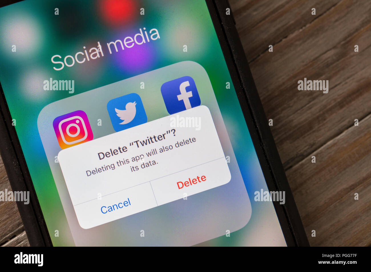 OXFORD, Regno Unito - 22 agosto 2018: un utente Twitter elimina i social media app da un dispositivo smartphone. Foto Stock