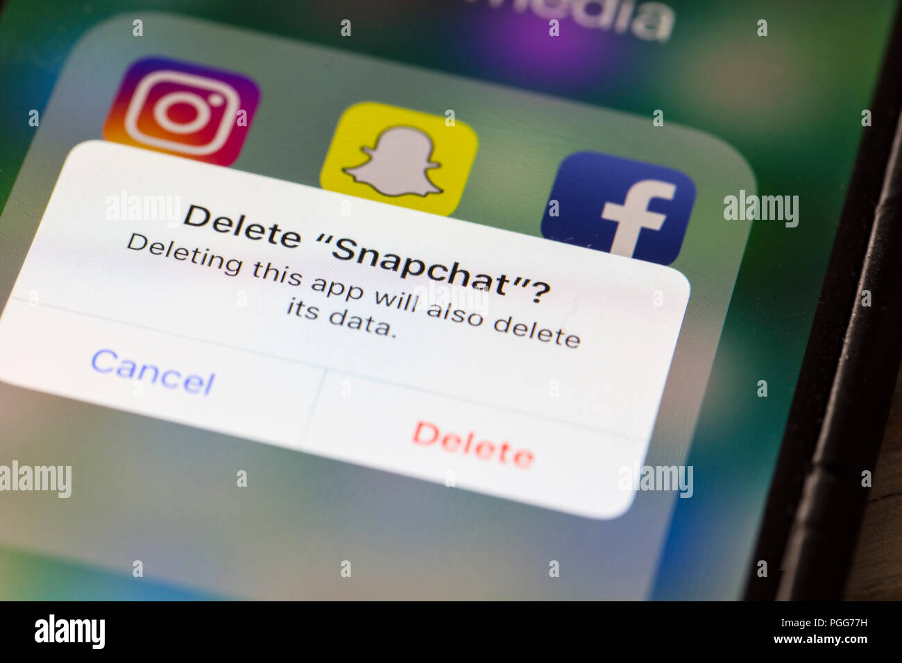 OXFORD, Regno Unito - 22 agosto 2018: un utente Snapchat elimina i social media app da un dispositivo smartphone. Foto Stock