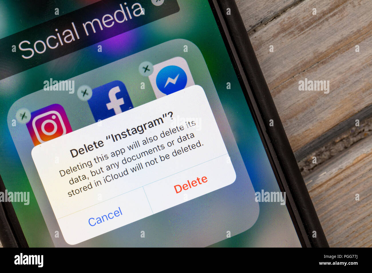 OXFORD, Regno Unito - 22 agosto 2018: un utente Instaram elimina i social media photo sharing app da un dispositivo smartphone. Foto Stock