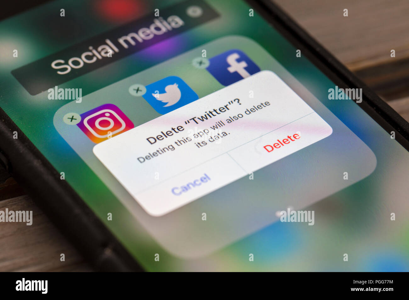 OXFORD, Regno Unito - 22 agosto 2018: un utente Twitter elimina i social media app da un dispositivo smartphone. Foto Stock