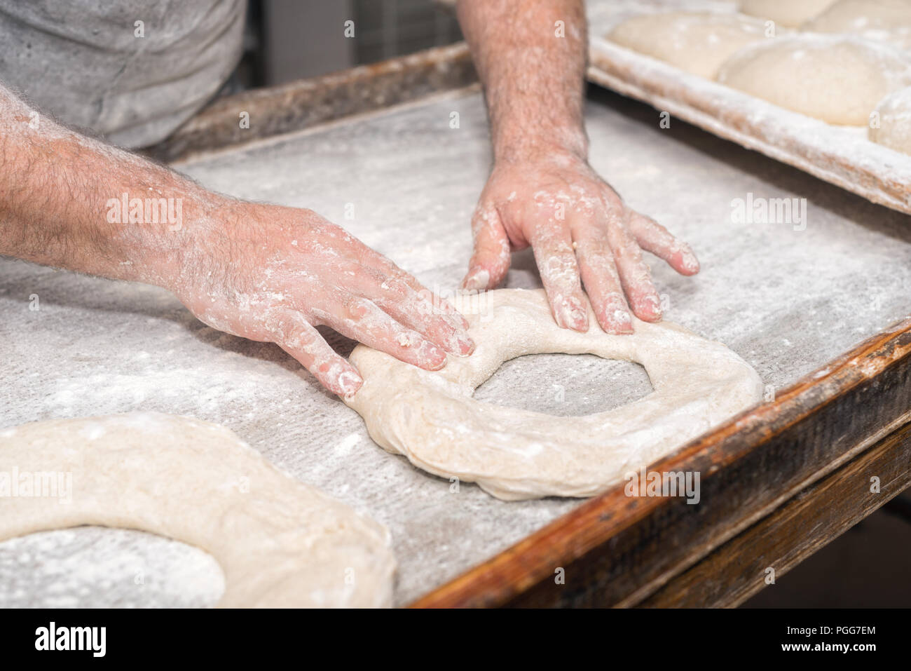Baker mani impastare la pasta di pane Foto Stock