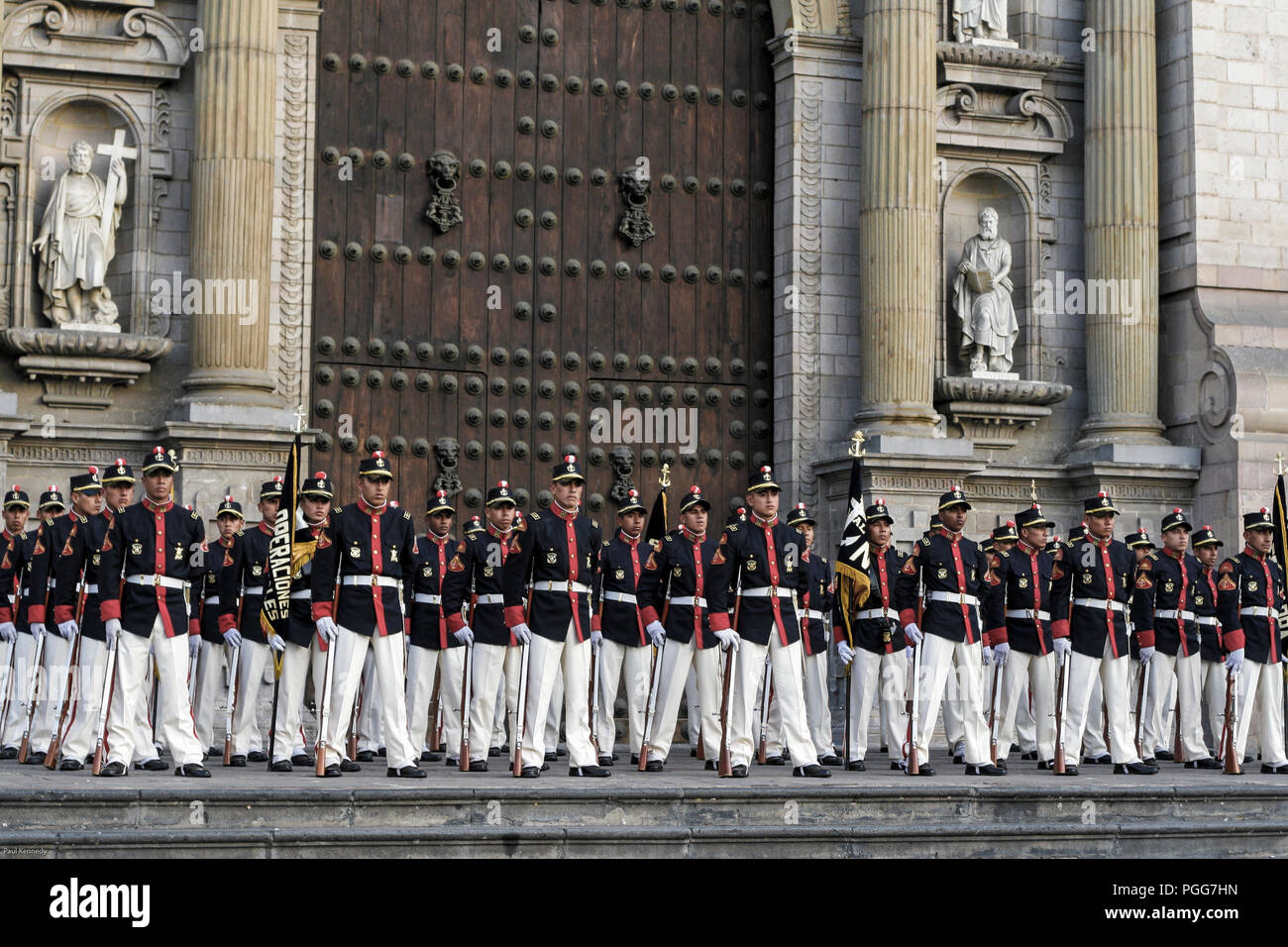 Le guardie del presidente eseguono divertenti esercitazioni di fronte a Basalica Catedral in Plaza de Armas, Lima, Perù Foto Stock