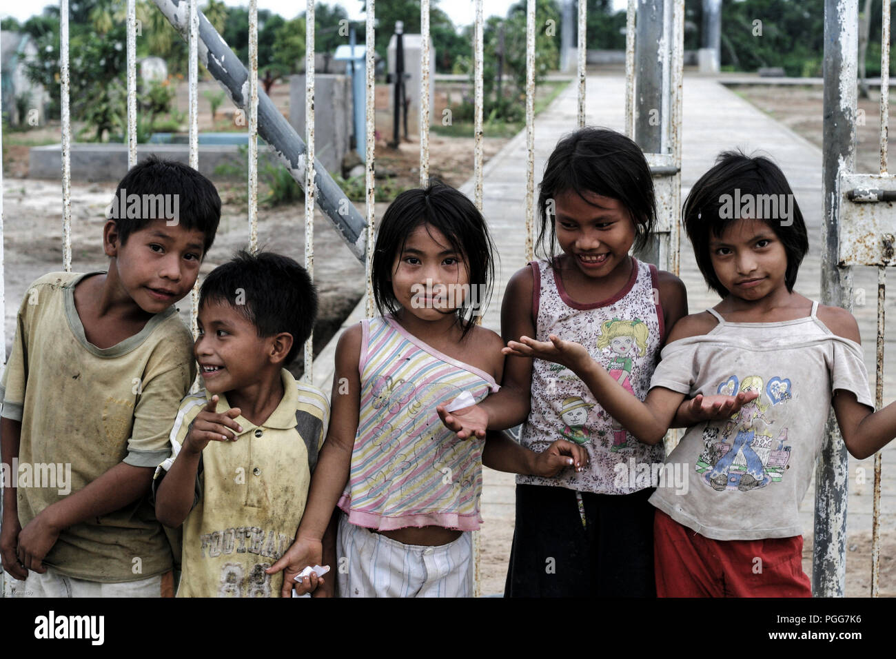 I bambini posano per una fotografia a Lagunas, Amazonas, Perù Foto Stock