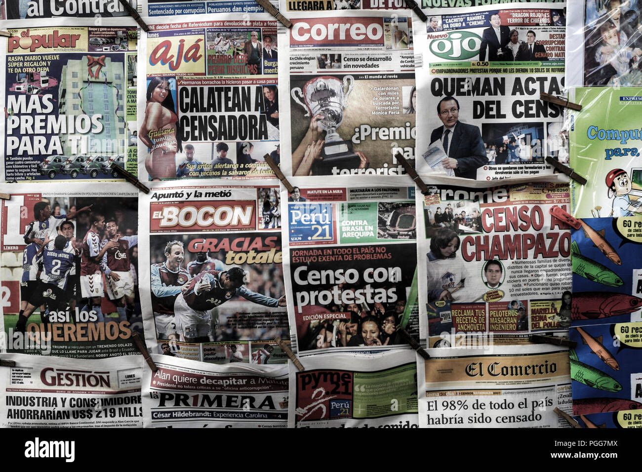 Tabloid giornali in vendita a Lima, Perù, Sud America Foto Stock