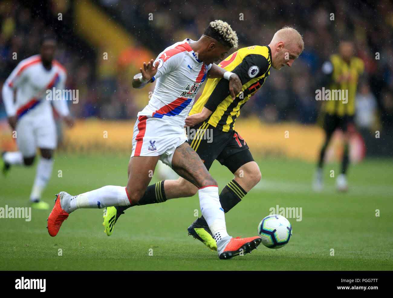 Will Hughes di Watford (a destra) e Patrick van Aanholt di Crystal Palace combattono per la palla durante la partita della Premier League a Vicarage Road, Watford. PREMERE ASSOCIAZIONE foto. Data immagine: Domenica 26 agosto 2018. Vedi PA storia CALCIO Watford. Il credito fotografico dovrebbe essere: Adam Davy/PA Wire. RESTRIZIONI: Nessun utilizzo con audio, video, dati, elenchi di apparecchi, logo di club/campionato o servizi "live" non autorizzati. L'uso in-match online è limitato a 120 immagini, senza emulazione video. Nessun utilizzo nelle scommesse, nei giochi o nelle pubblicazioni di singoli club/campionati/giocatori. Foto Stock