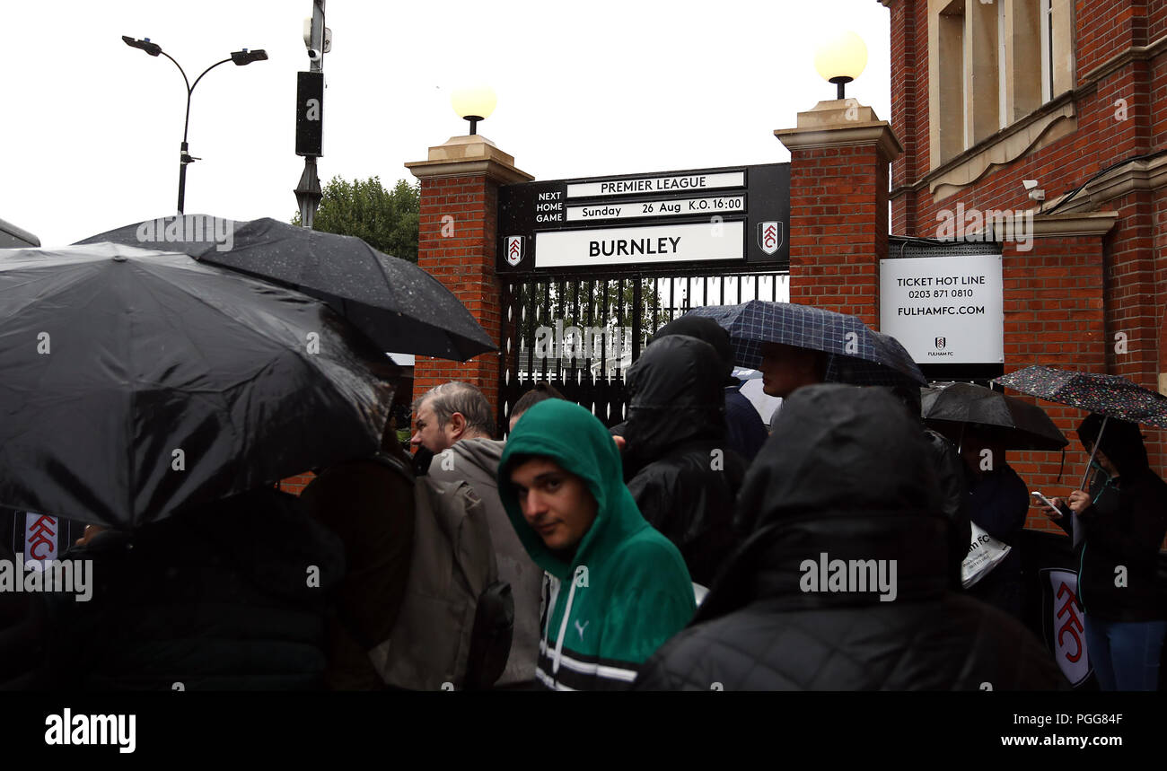 I fan arrivano a terra prima della partita della Premier League a Craven Cottage, Londra. PREMERE ASSOCIAZIONE foto. Data immagine: Domenica 26 agosto 2018. Vedi PA storia CALCIO Fulham. Il credito fotografico dovrebbe essere: John Walton/PA Wire. RESTRIZIONI: Nessun utilizzo con audio, video, dati, elenchi di apparecchi, logo di club/campionato o servizi "live" non autorizzati. L'uso in-match online è limitato a 120 immagini, senza emulazione video. Nessun utilizzo nelle scommesse, nei giochi o nelle pubblicazioni di singoli club/campionati/giocatori. Foto Stock