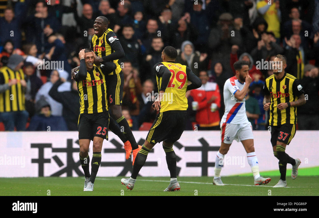 Jose Holebas (a sinistra) di Watford celebra il secondo gol della partita durante la partita della Premier League a Vicarage Road, Watford. PREMERE ASSOCIAZIONE foto. Data immagine: Domenica 26 agosto 2018. Vedi PA storia CALCIO Watford. Il credito fotografico dovrebbe essere: Adam Davy/PA Wire. RESTRIZIONI: Nessun utilizzo con audio, video, dati, elenchi di apparecchi, logo di club/campionato o servizi "live" non autorizzati. L'uso in-match online è limitato a 120 immagini, senza emulazione video. Nessun utilizzo nelle scommesse, nei giochi o nelle pubblicazioni di singoli club/campionati/giocatori. Foto Stock