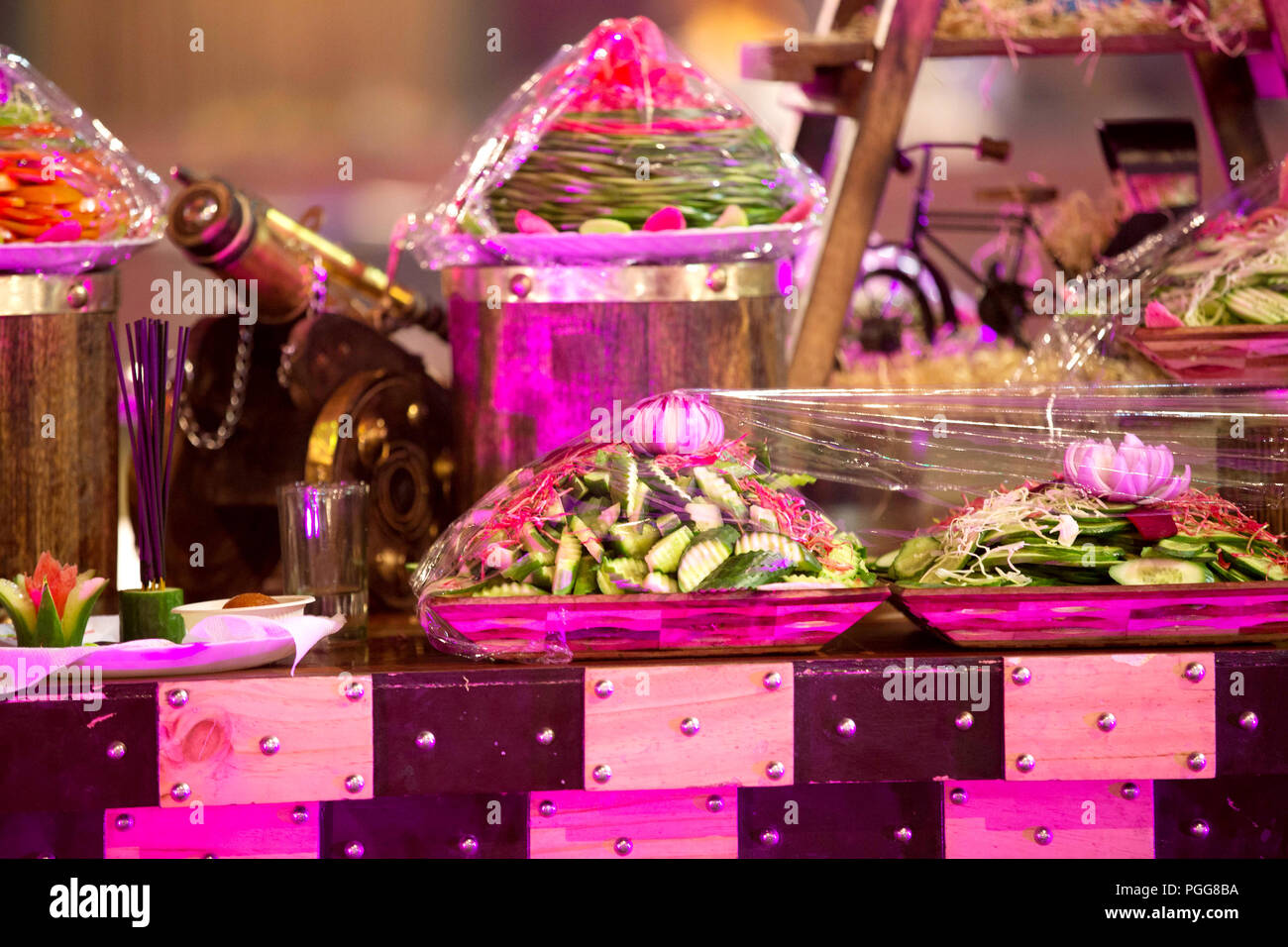 Splendidamente decorate catering tabella per banchetti con una varietà di alimenti diversi spuntini e stuzzichini sulla festa-evento o celebrazione di matrimonio Foto Stock Splendidamente decorate catering tabella per banchetti con una varietà di alimenti diversi spuntini e stuzzichini sulla festa-evento o celebrazione di matrimonio Foto Stock