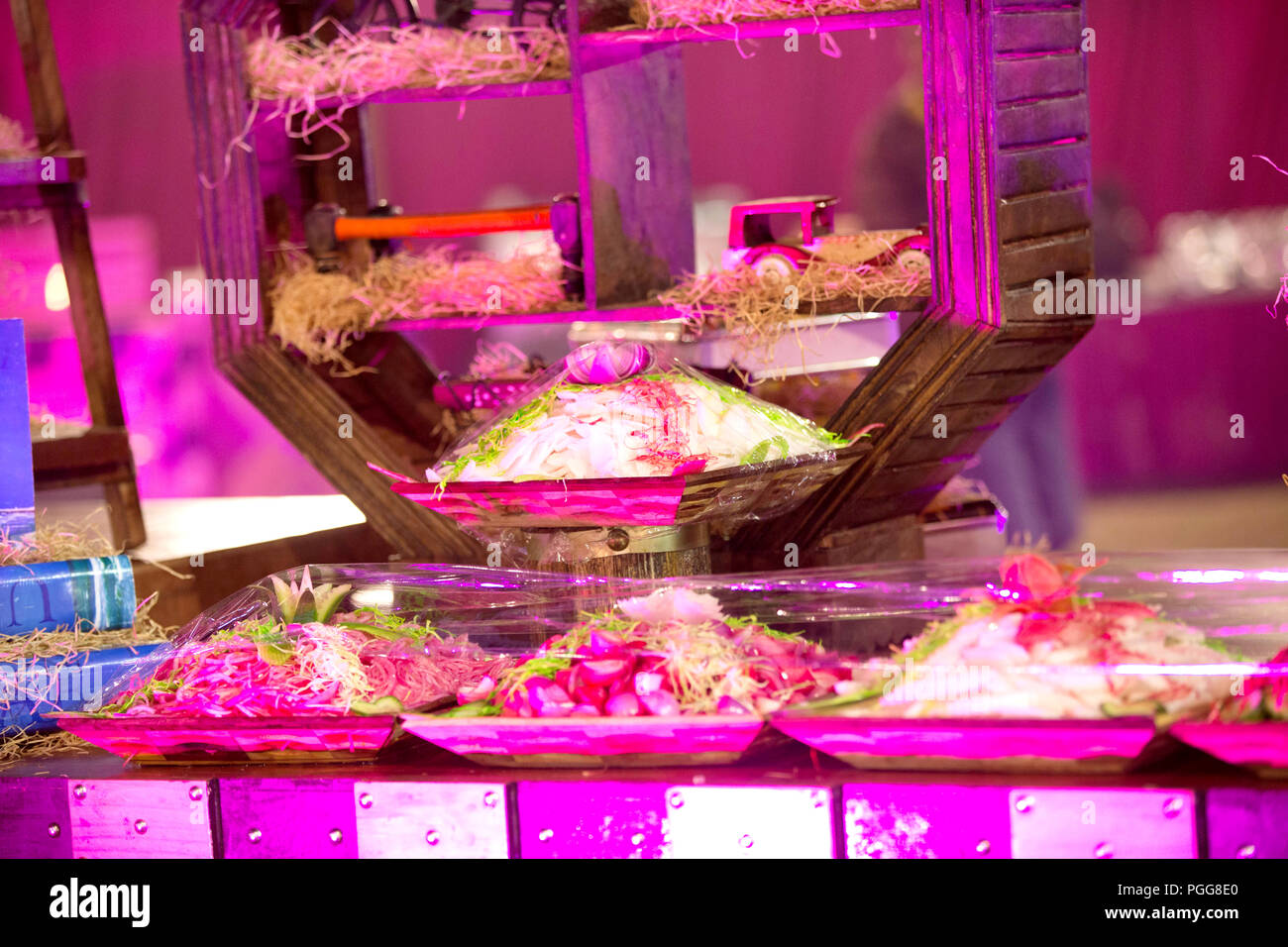 Splendidamente decorate catering tabella per banchetti con una varietà di alimenti diversi spuntini e stuzzichini sulla festa-evento o celebrazione di matrimonio Foto Stock Splendidamente decorate catering tabella per banchetti con una varietà di alimenti diversi spuntini e stuzzichini sulla festa-evento o celebrazione di matrimonio Foto Stock