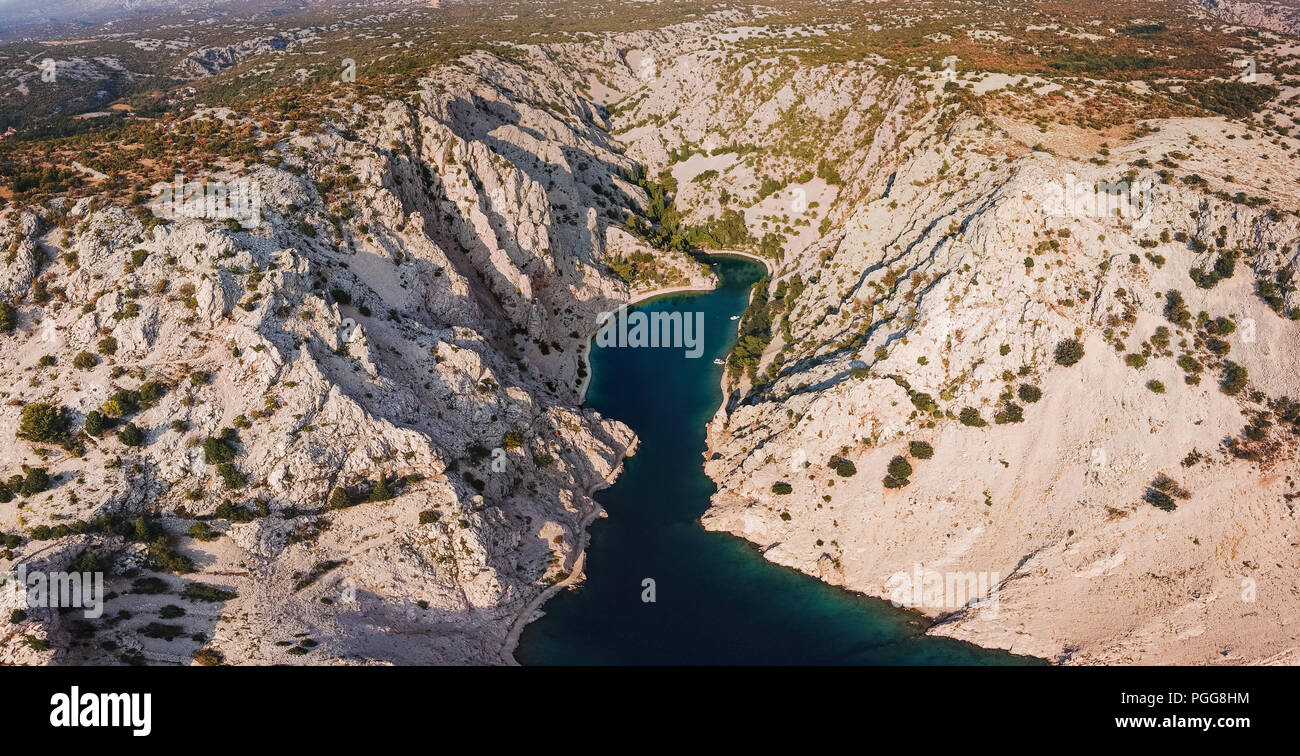 Zavratnica è un 900 m lungo stretto imbocco situato ai piedi dell'imponente montagna Velebit, nella parte settentrionale del Mare Adriatico. Foto Stock