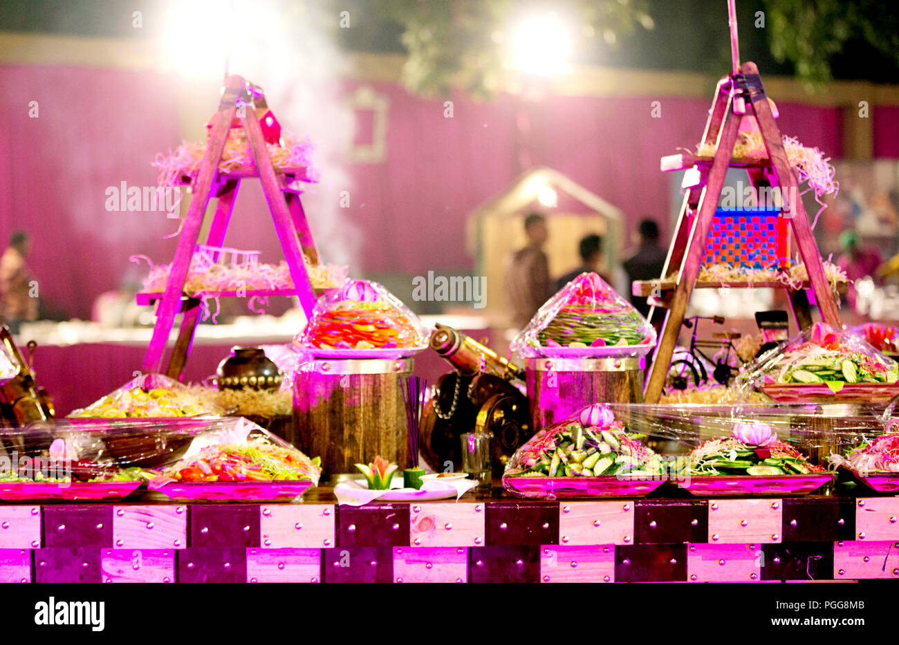 Splendidamente decorate catering tabella per banchetti con una varietà di alimenti diversi spuntini e stuzzichini sulla festa-evento o celebrazione di matrimonio Foto Stock Splendidamente decorate catering tabella per banchetti con una varietà di alimenti diversi spuntini e stuzzichini sulla festa-evento o celebrazione di matrimonio Foto Stock