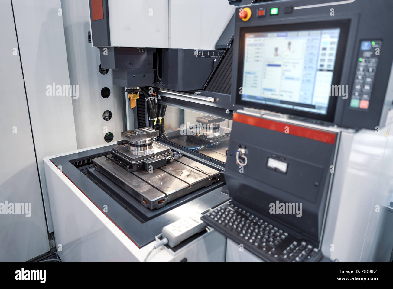 Lavorazione dei metalli macchina CNC. Il taglio di metallo moderna tecnologia di elaborazione. Piccole profondità di campo. Avvertenza - autentica ripresa in avvincenti condit Foto Stock