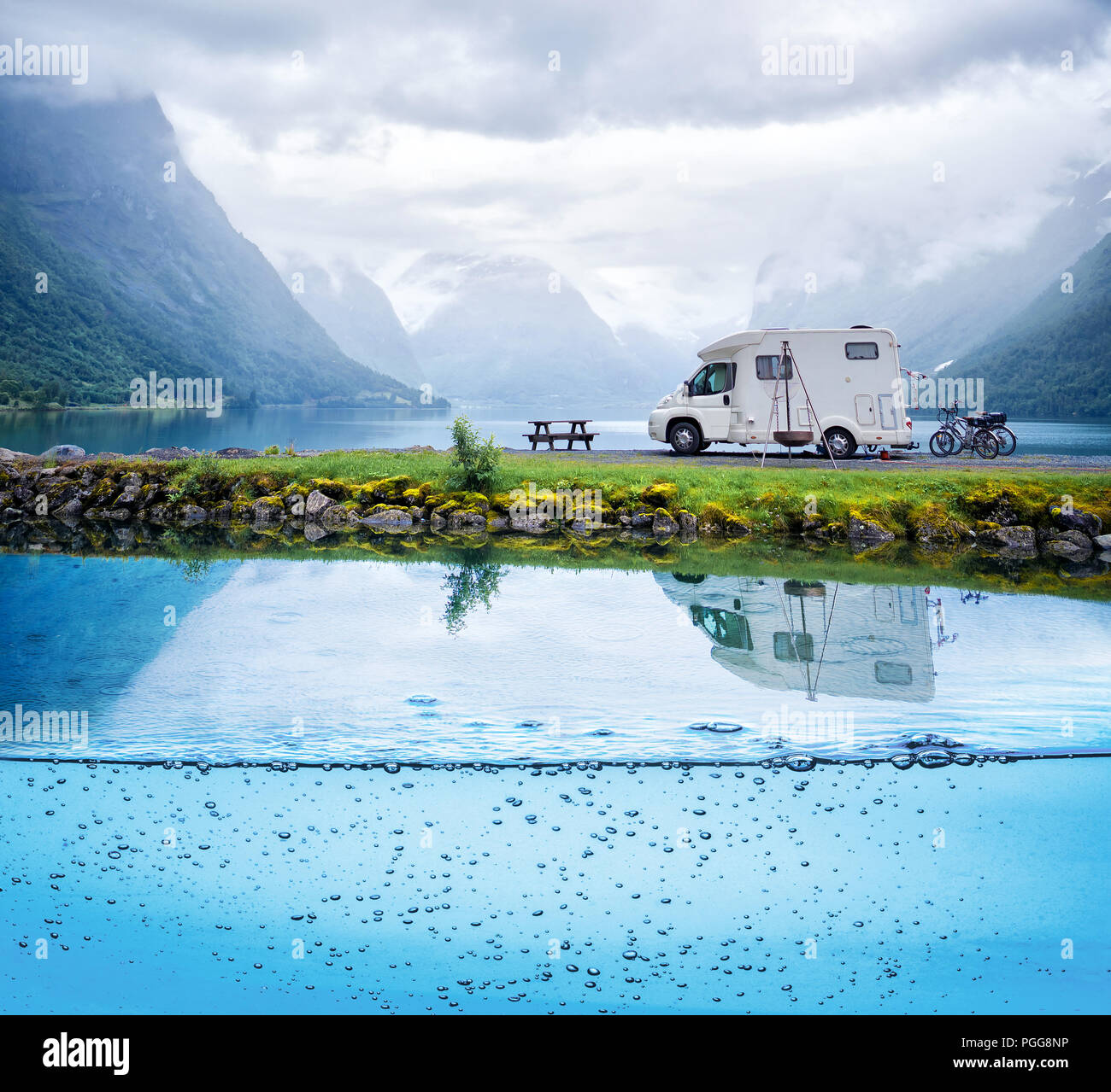 Vacanza per la famiglia travel RV, vacanza in camper, caravan auto vacanza. La bellissima natura della Norvegia paesaggio naturale. Foto Stock