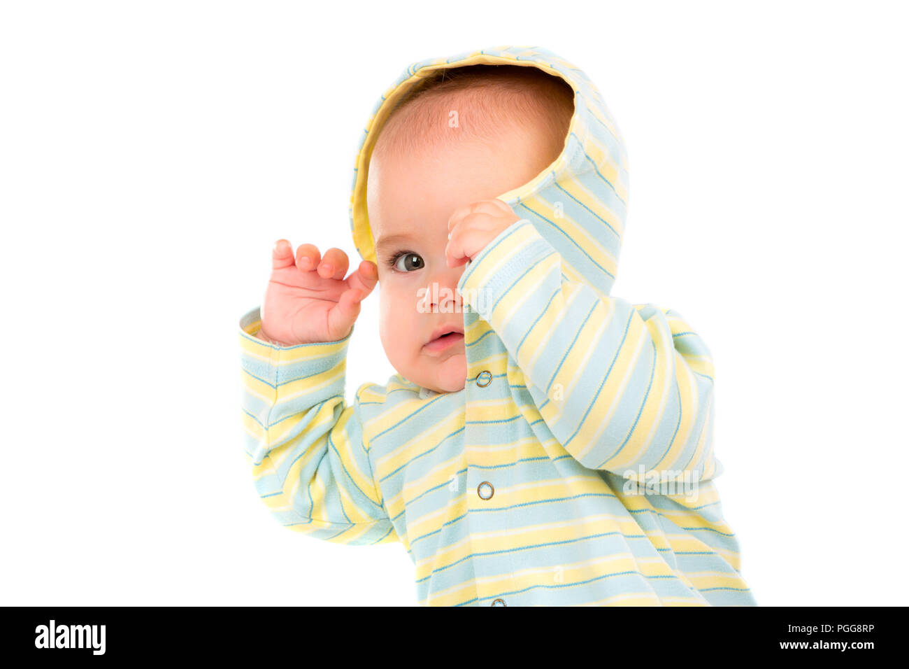 Little Baby isolati su sfondo bianco. Il bambino si nasconde il suo volto dietro il cofano. Nascondendo dal pericolo. Foto Stock