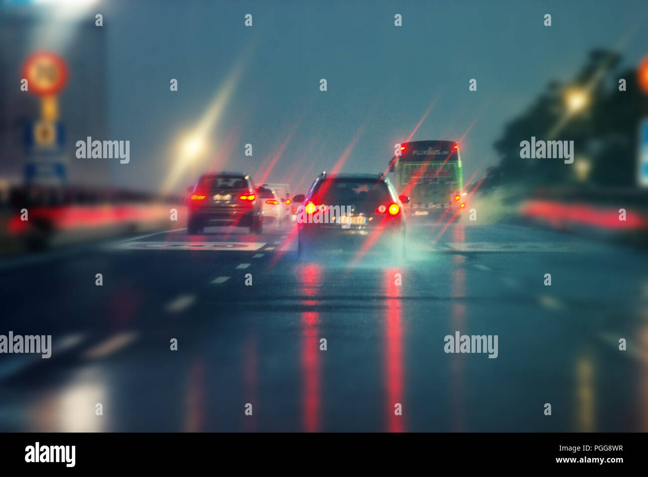 Una bella immagine del traffico sul ponte autostradale in caso di cattivo tempo piovoso di notte Foto Stock