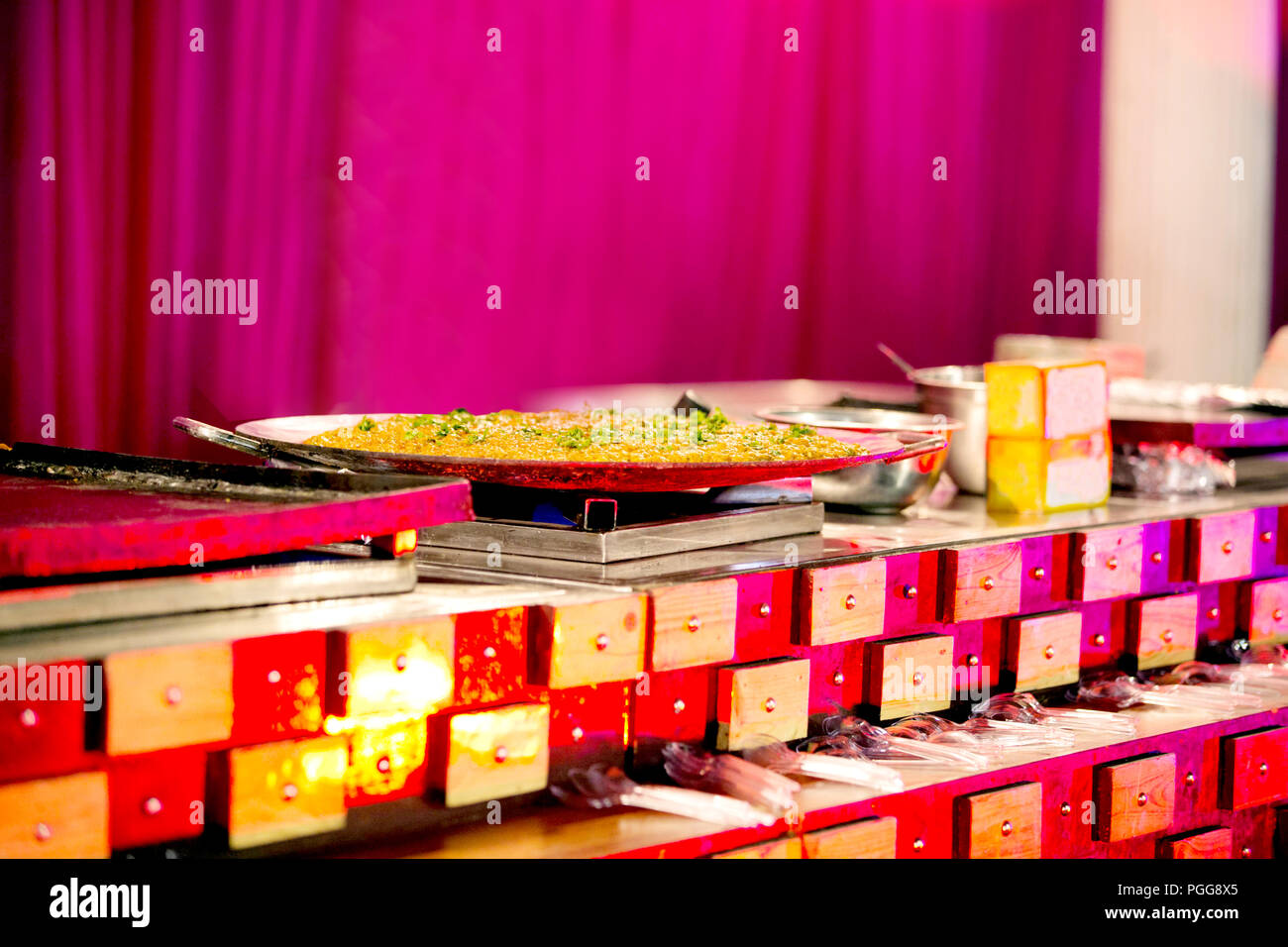 Splendidamente decorate catering tabella per banchetti con una varietà di alimenti diversi spuntini e stuzzichini sulla festa-evento o celebrazione di matrimonio Foto Stock Splendidamente decorate catering tabella per banchetti con una varietà di alimenti diversi spuntini e stuzzichini sulla festa-evento o celebrazione di matrimonio Foto Stock
