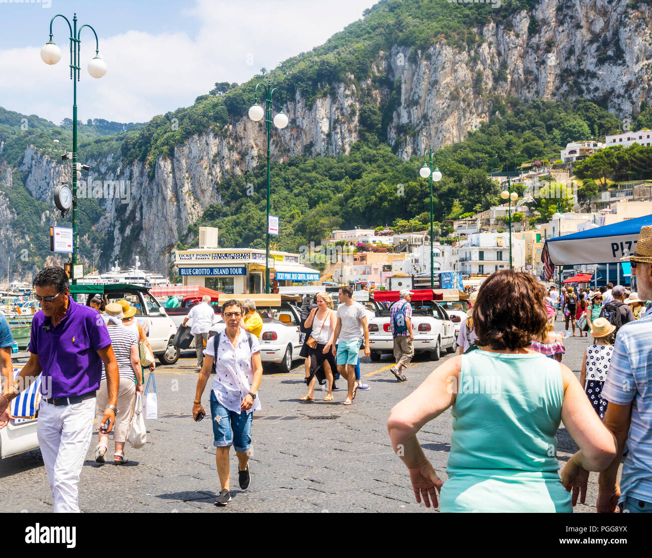 I turisti a piedi a Marina Grande, porta a Isola di Capri, Italia, alta stagione Foto Stock