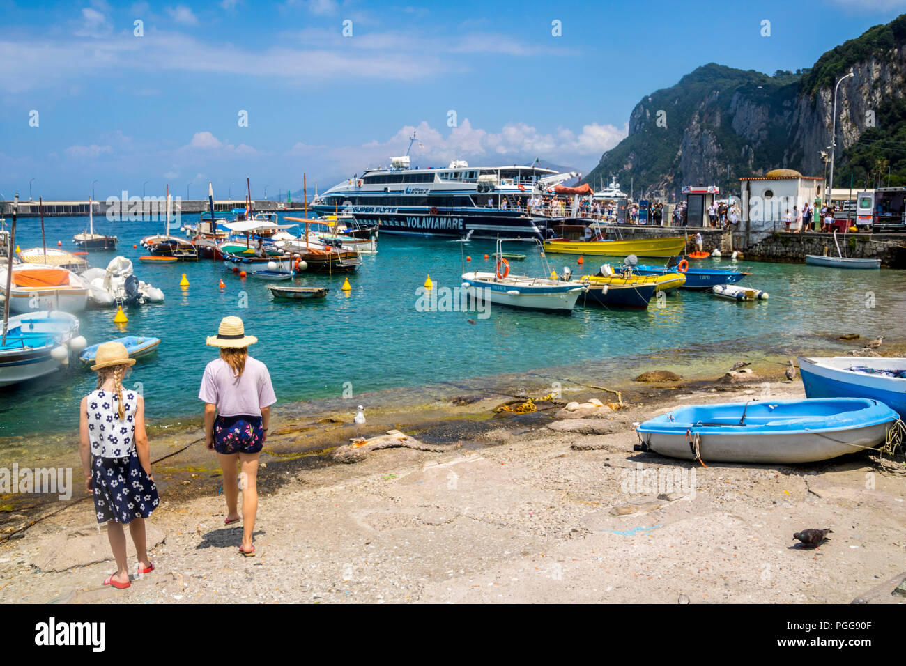 Marina Grande e le barche nel porto di Capri, isola di Capri, Costiera Amalfitana, Italia Europa capri congestioni, alta stagione Foto Stock