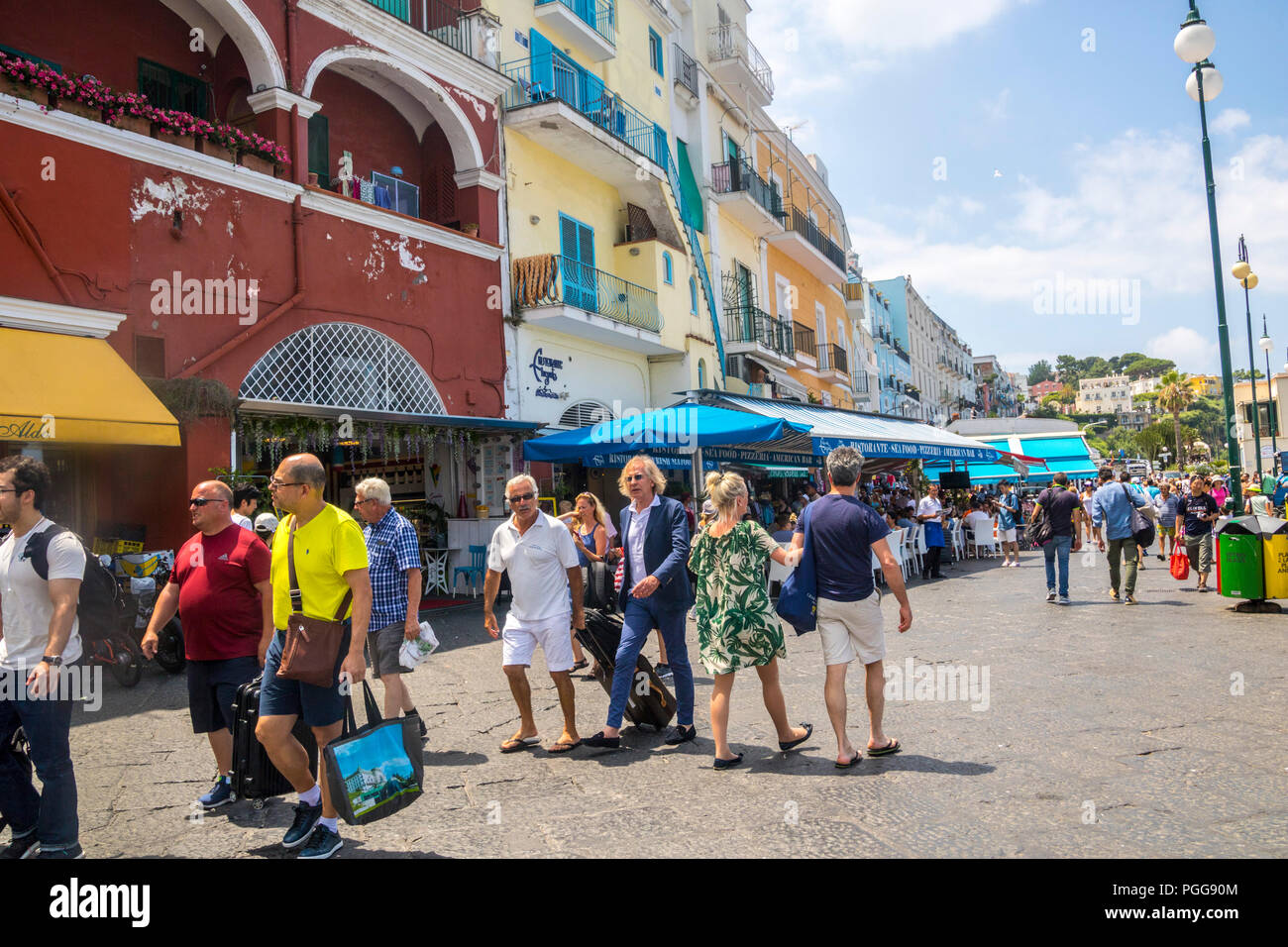 I turisti a piedi a Marina Grande, porta a Isola di Capri, Italia, alta stagione Foto Stock