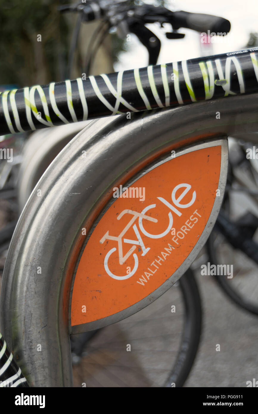 Ciclo a Waltham Forest logo sul rack del ciclo in walthamstow, nel London Borough of Waltham Forest, Inghilterra Foto Stock