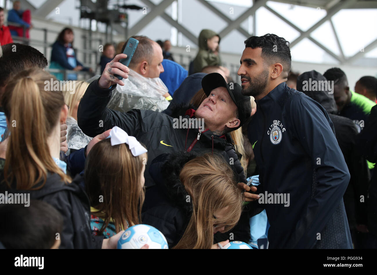 Manchester City's Riyad Mahrez firma autografi per i fan durante l'apertura sessione di formazione presso l'Accademia Stadium e Manchester. Stampa foto di associazione. Picture Data: domenica 26 agosto, 2018. Vedere PA storia uomo Soccer City. Foto di credito dovrebbe leggere: Nick Potts/PA FILO Foto Stock