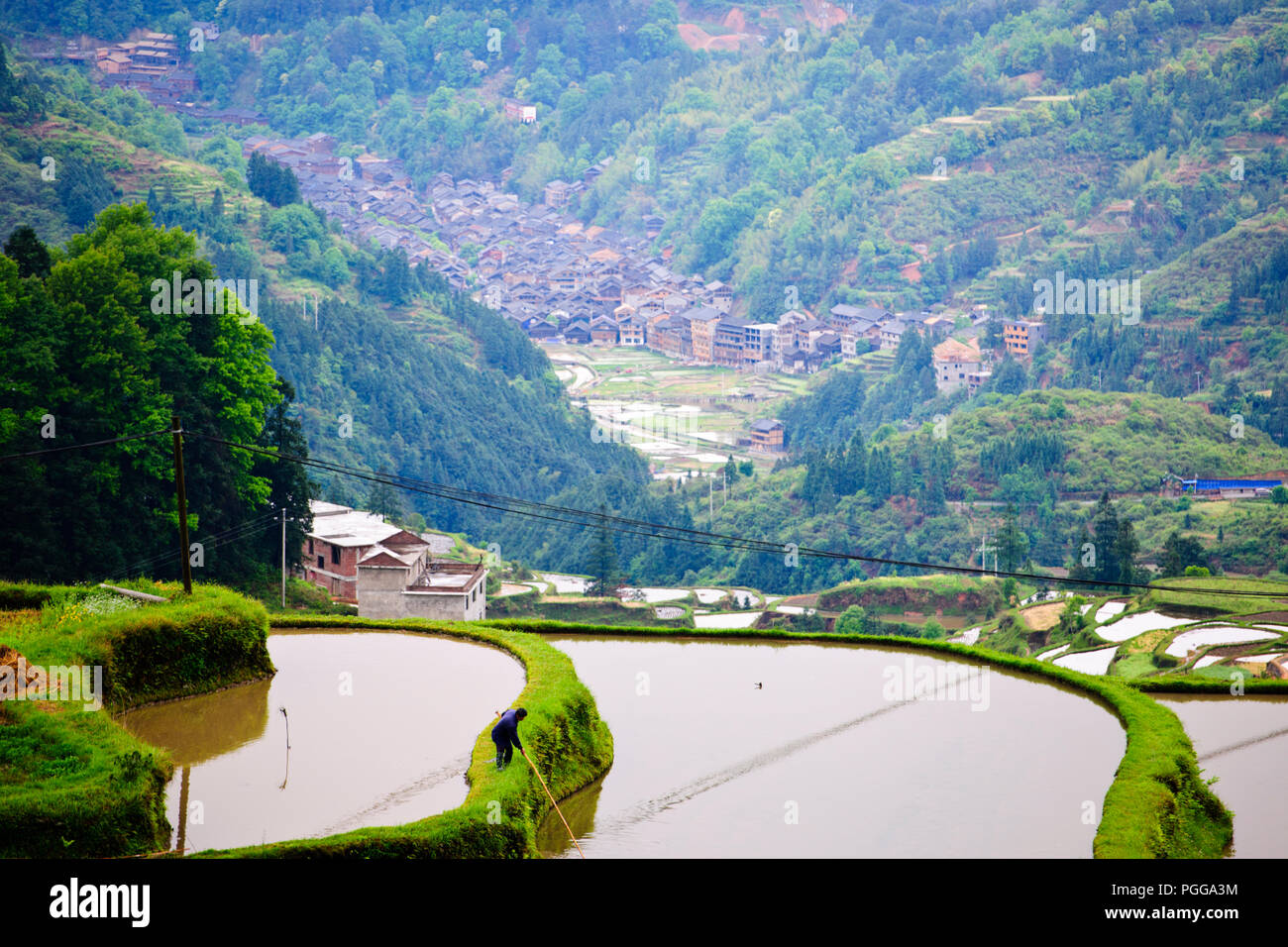 La gente del posto,gli agricoltori,terrazze di riso,Torre del Tamburo,architettura antica,Dong Village,codolo un,Tagan,Vicino Zhaoxing,nella provincia del Hunan,PRC,Repubblica Popolare Cinese,Cina Foto Stock