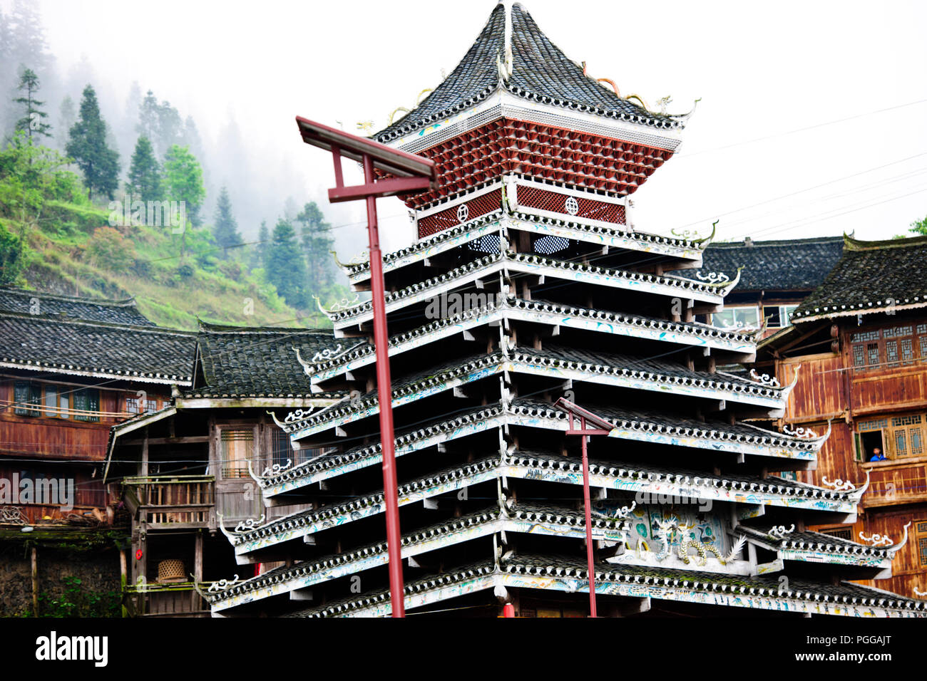 La gente del posto,gli agricoltori,terrazze di riso,Torre del Tamburo,architettura antica,Dong Village,codolo un,Tagan,Vicino Zhaoxing,nella provincia del Hunan,PRC,Repubblica Popolare Cinese,Cina Foto Stock