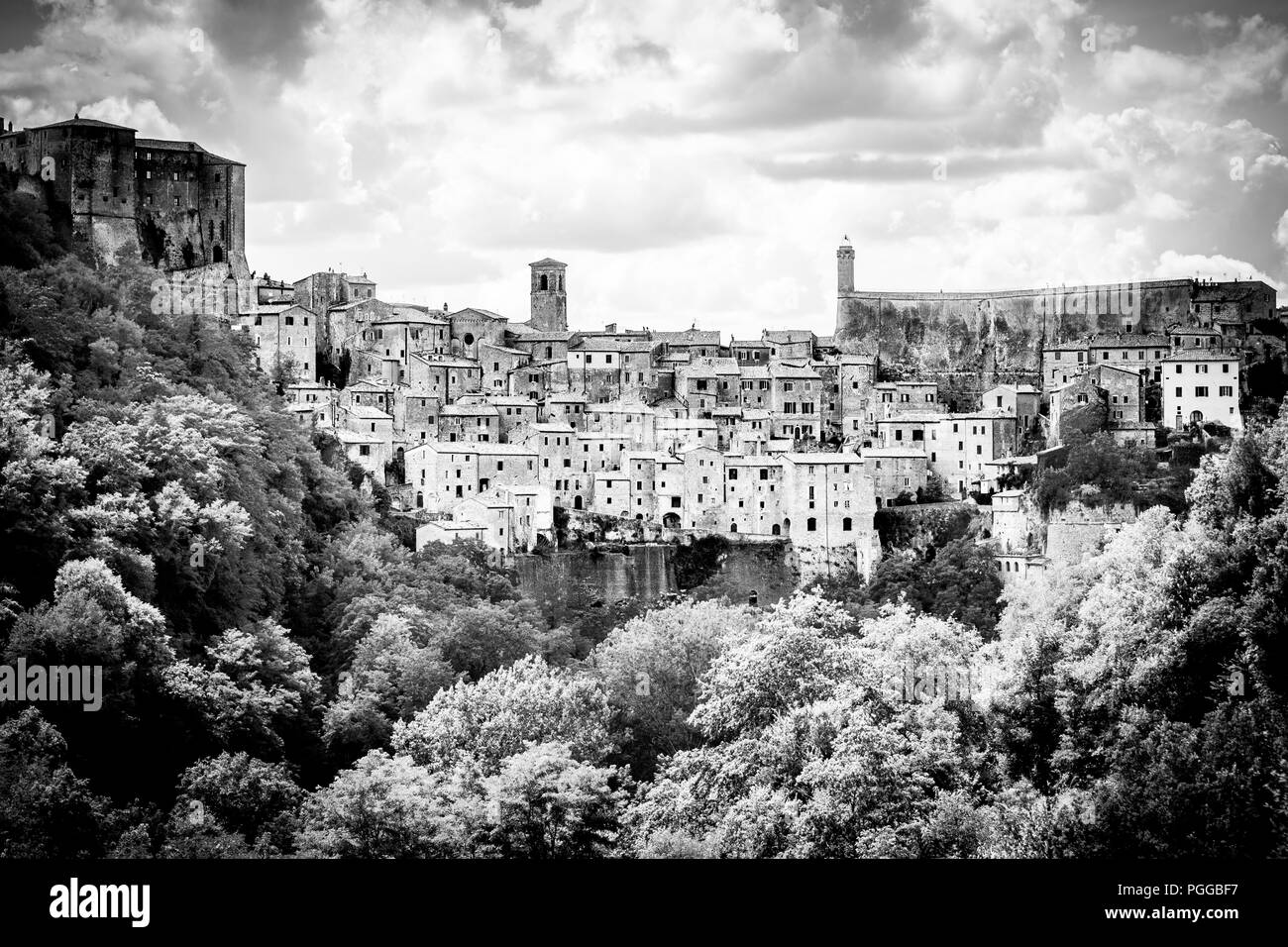 Sorano è una città della provincia di Grosseto, nel sud della Toscana. E' un'antica cittadina collinare medievale che si affaccia su un tufo di pietra sul fiume Lente. Foto Stock