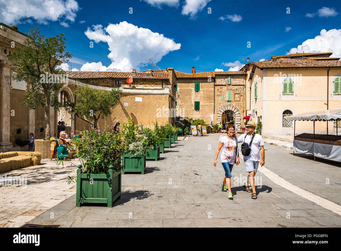 Sorano è una città della provincia di Grosseto, nel sud della Toscana. E' un'antica cittadina collinare medievale che si affaccia su un tufo di pietra sul fiume Lente. Foto Stock