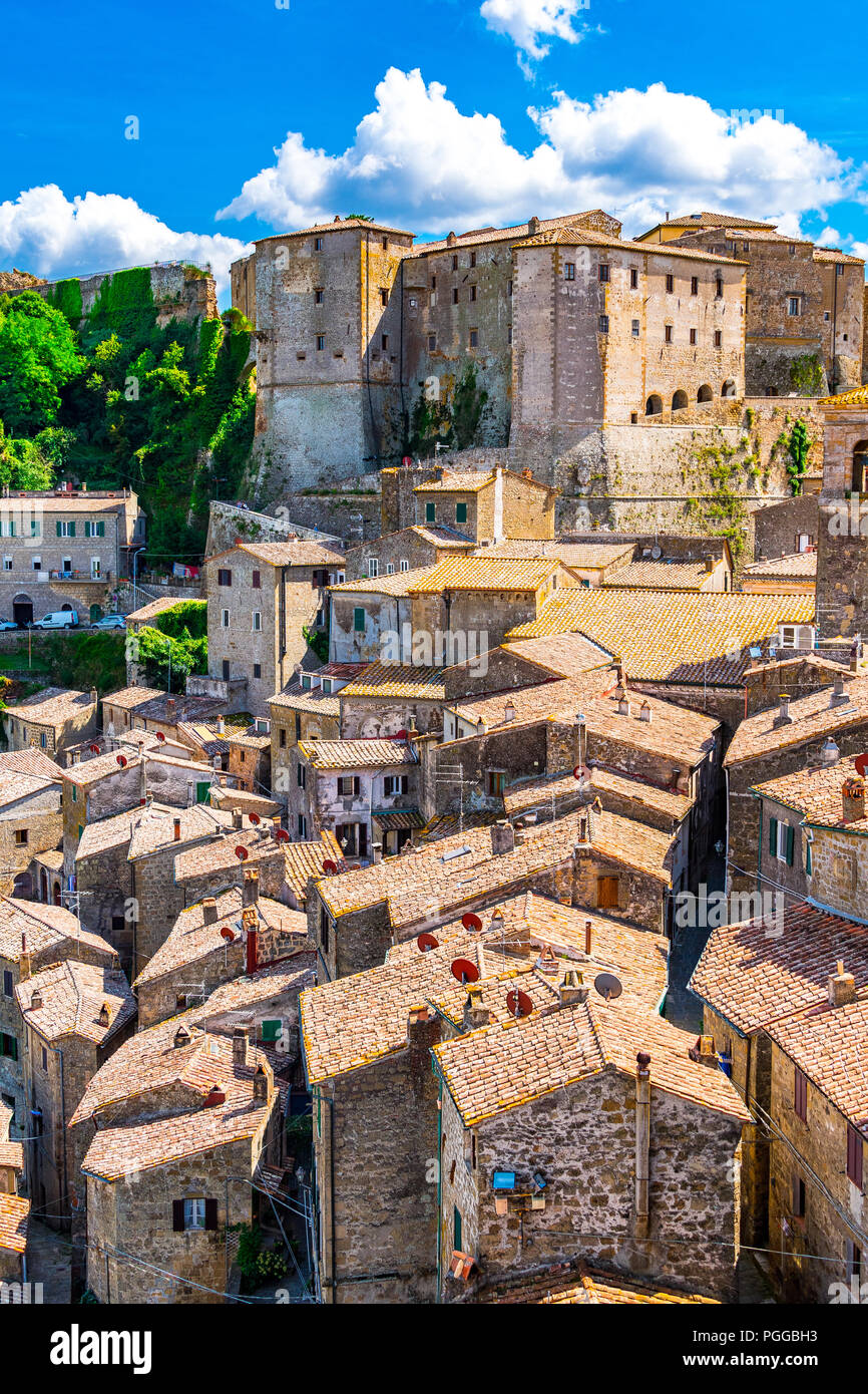 Sorano è una città della provincia di Grosseto, nel sud della Toscana. E' un'antica cittadina collinare medievale che si affaccia su un tufo di pietra sul fiume Lente. Foto Stock