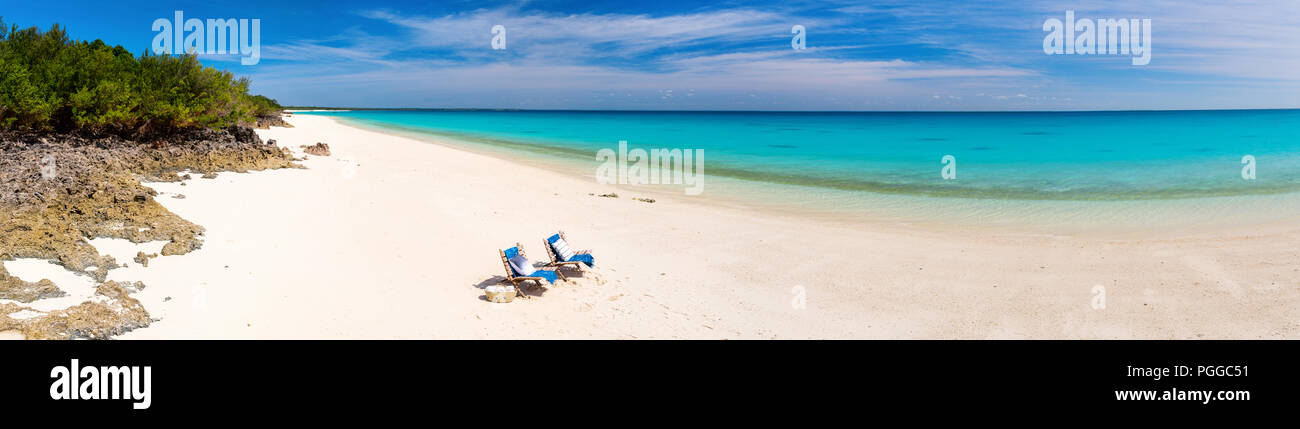 Spiaggia tropicale idilliaco con sabbia bianca, oceano turchese acqua e cielo blu in Mozambico Africa Foto Stock