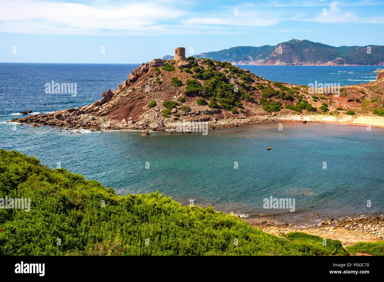Alghero, Sardegna / Italia - 2018/08/11: vista panoramica della Cala Porticciolo golfo con Torre del Porticciolo torre nel Porto Conte Parco Regionale Foto Stock