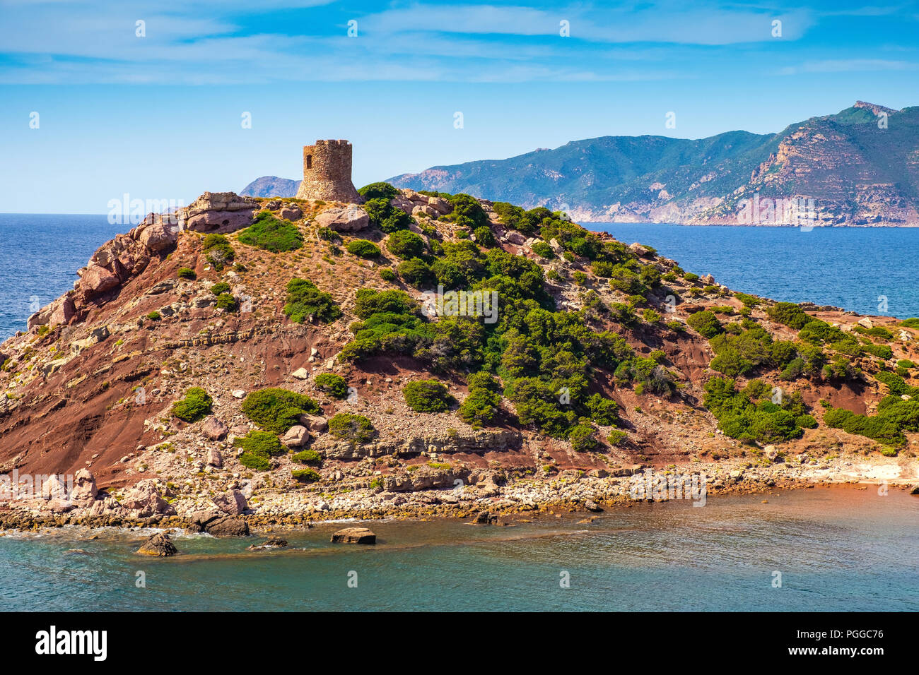 Alghero, Sardegna / Italia - 2018/08/11: vista panoramica della Cala Porticciolo golfo con Torre del Porticciolo torre nel Porto Conte Parco Regionale Foto Stock