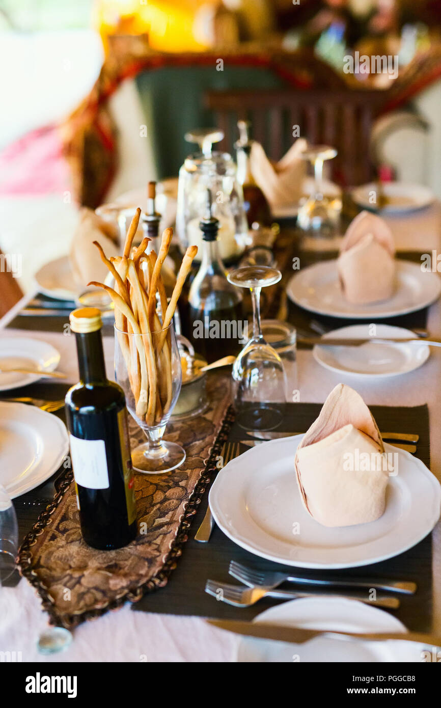 Impostazione tabella in un ristorante per una romantica cena o pranzo Foto Stock